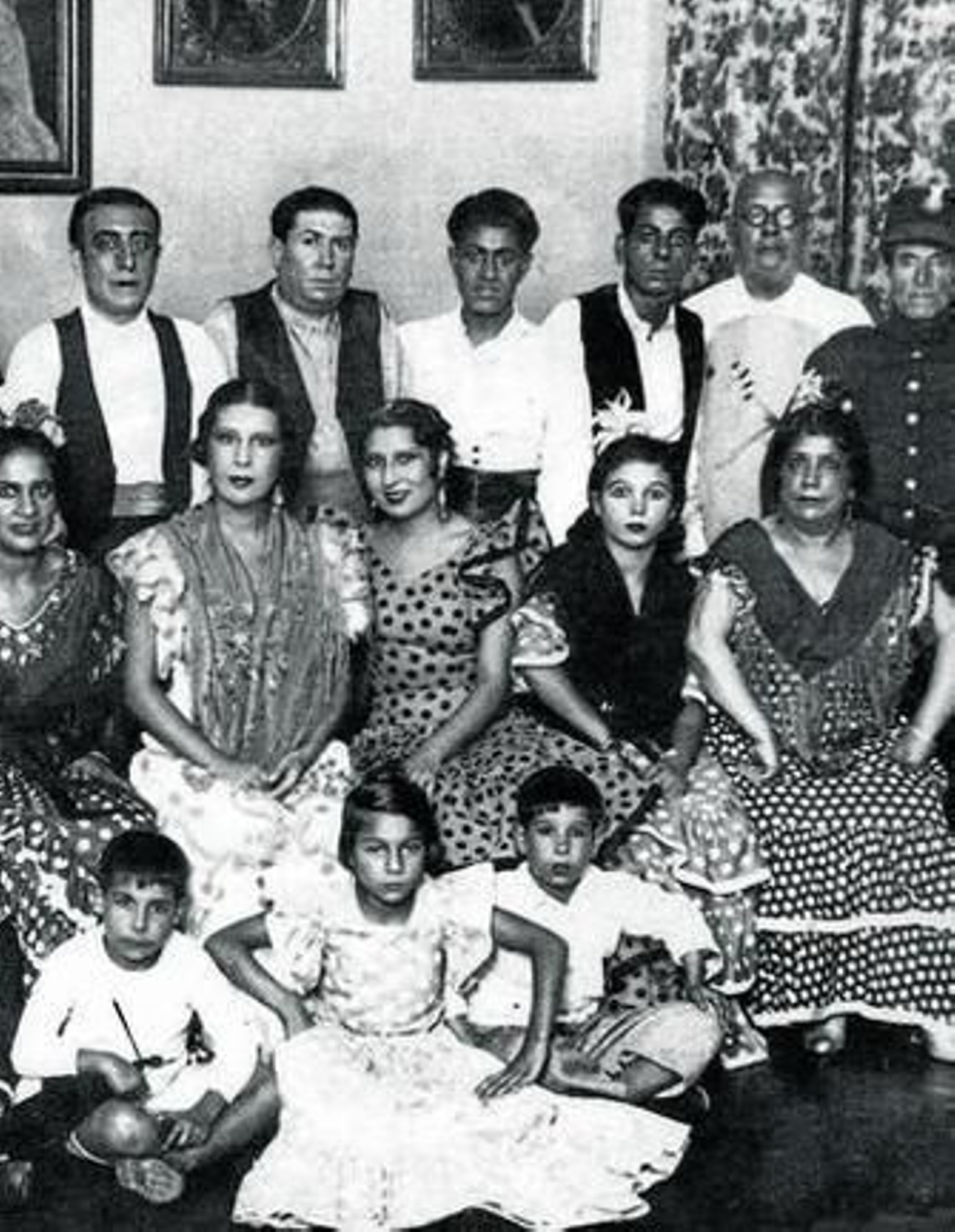 La Argentinita, segunda por la derecha de la fila central, con los intérpretes de 'Las calles de Cádiz'