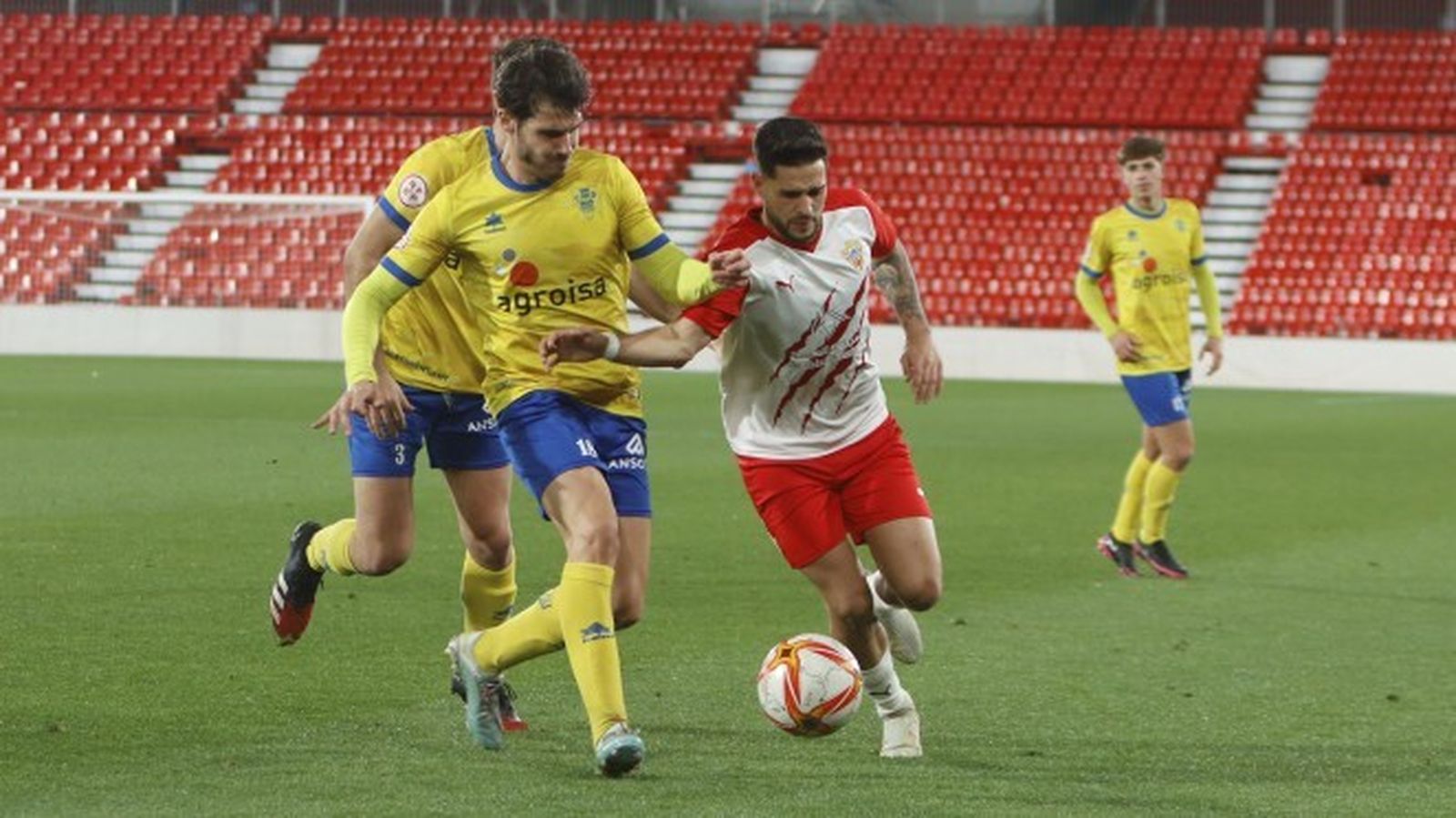 Aitor Puñal pugna un balón con un rival del Huétor Tájar
