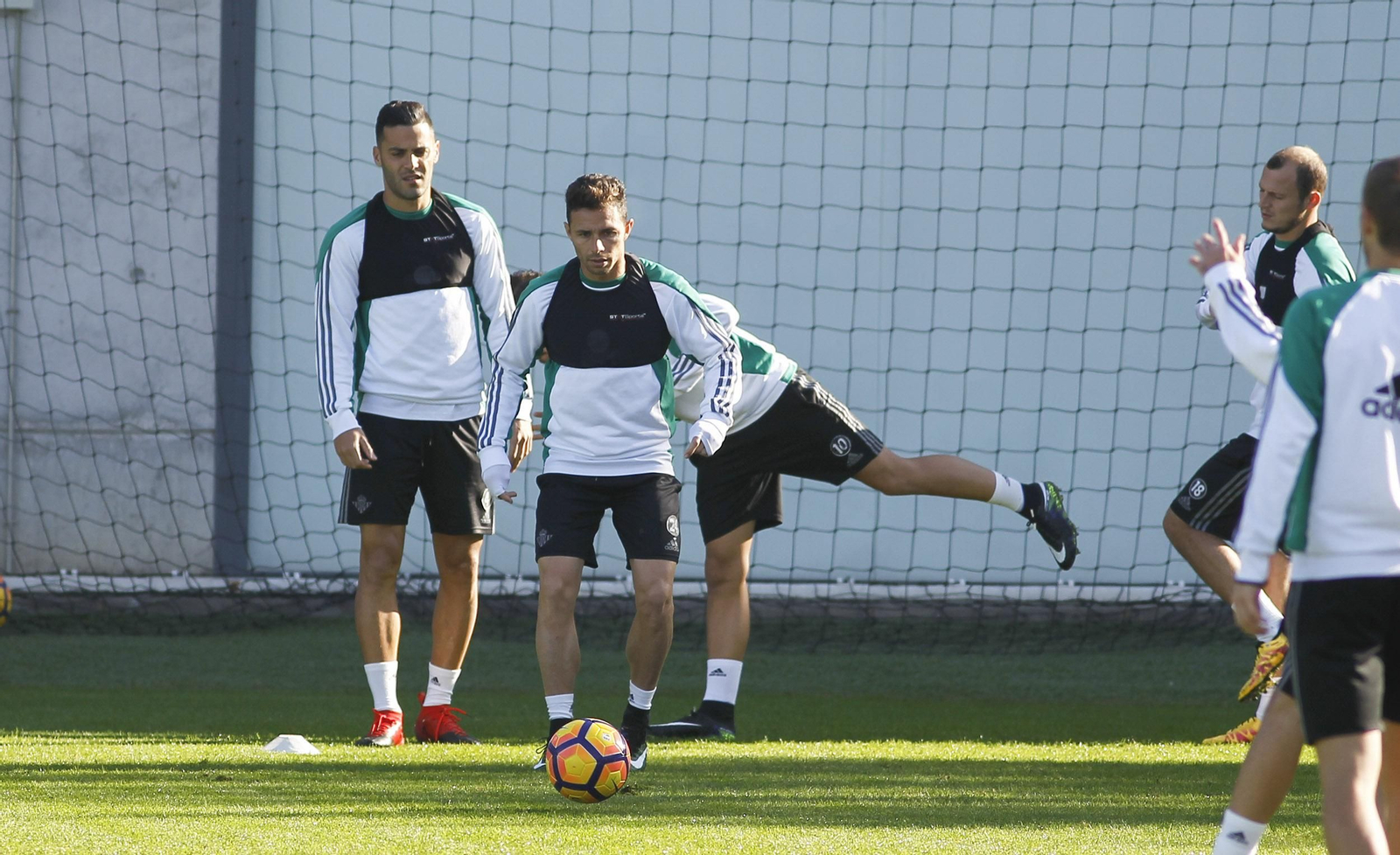 Rubén Castro, con Bruno detrás, se dispone a controlar el balón durante un ejercicio.