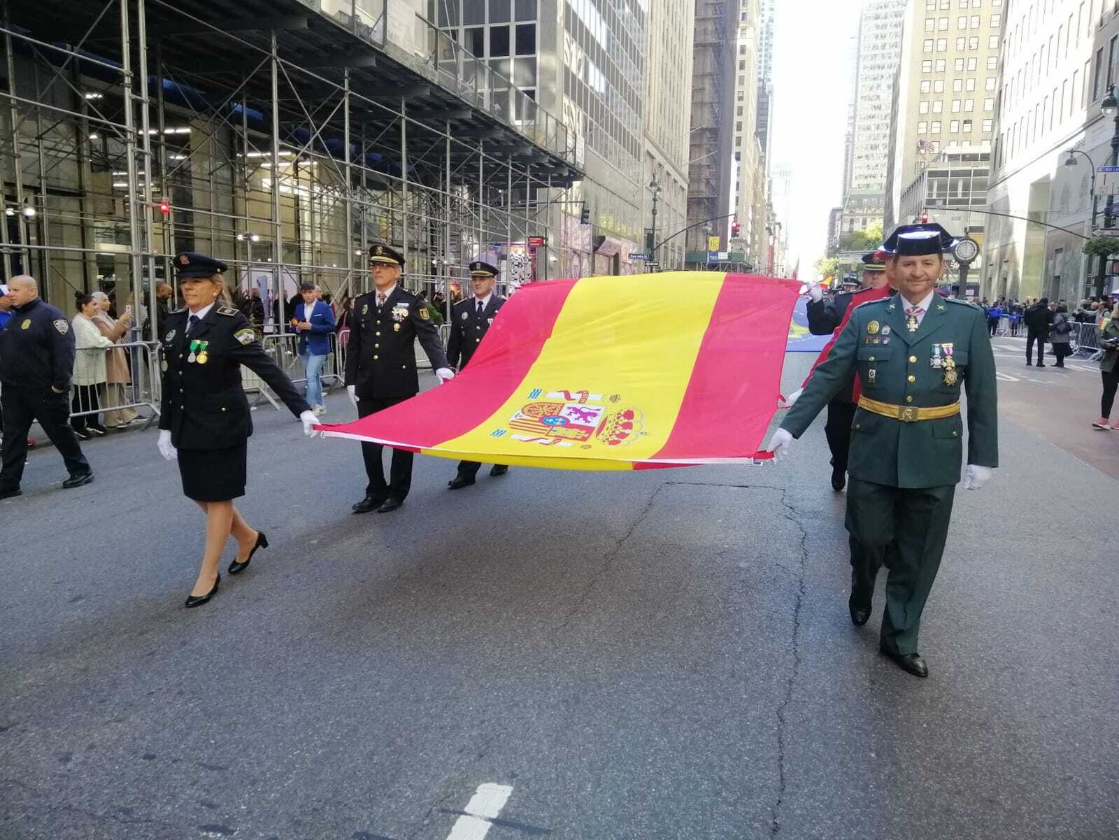 Lola Tejero, primera por la izquierda, desfila por la Quinta Avenida de Nueva York.