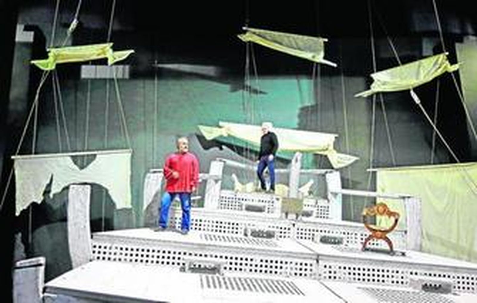 Albert Monserrat (Otello) y José Antonio López (Yago) ensayan ayer sobre el enorme barco que compone la escenografía de la obra en el Teatro Villamarta.