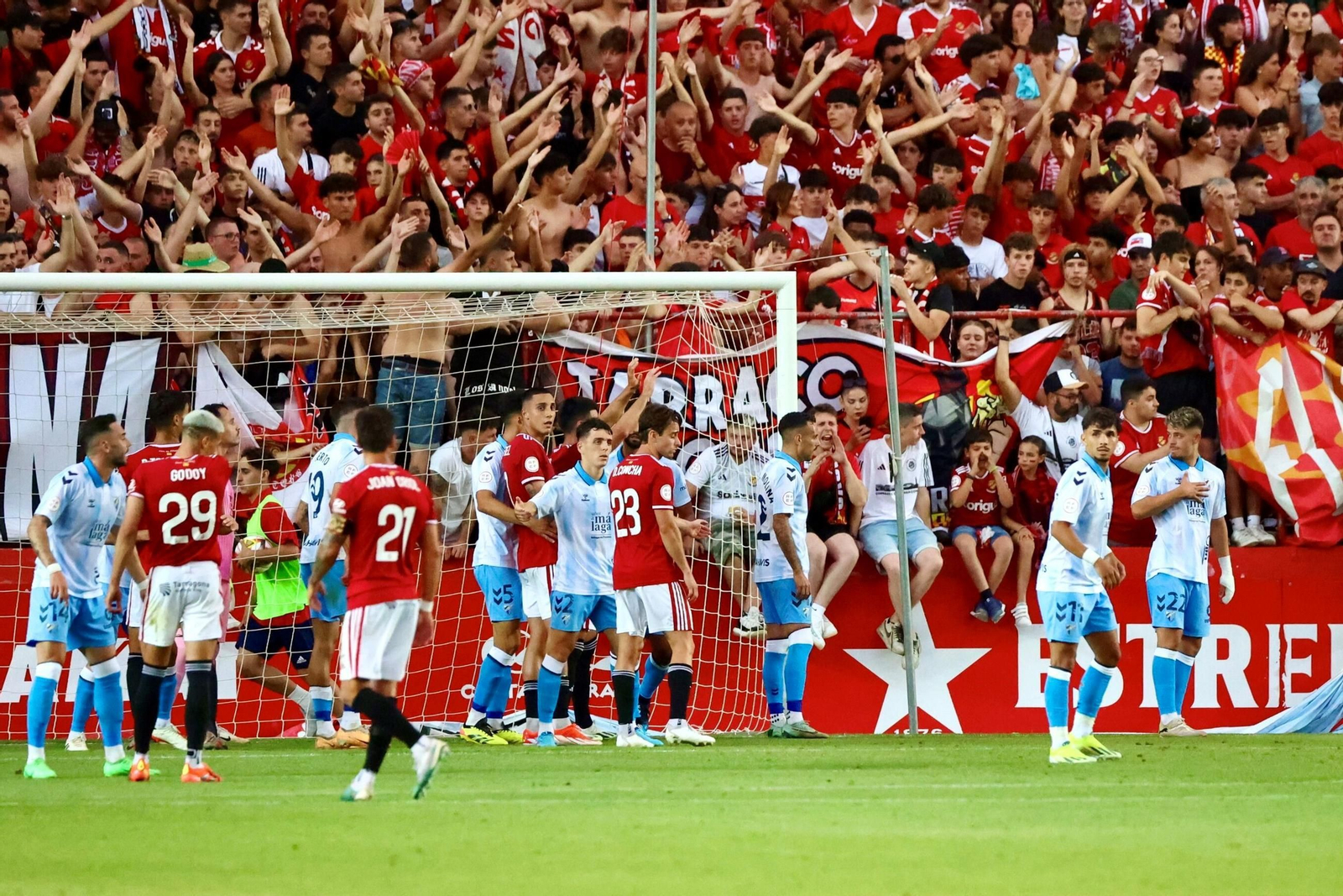 Así fue la locura del ascenso del Málaga CF en Tarragona