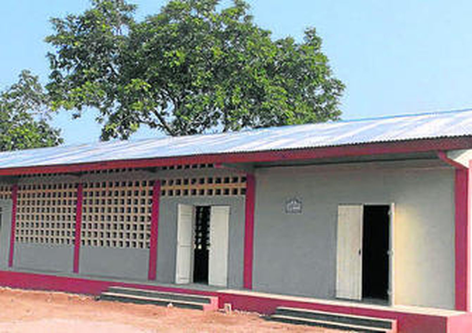 De arriba a abajo: El nuevo pozo inaugurado este año. El jefe del poblado (de pie) se acerca a Raymond Takeli para saludarlo.  Las instalaciones de la Escuela Agraria construida por la Fundación en Bodjondè. Niños del poblado posan con el material escolar entregado por la ONG.