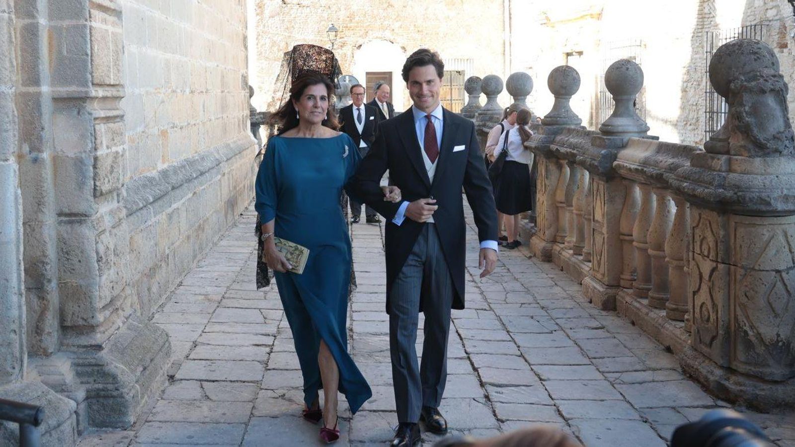 Santiago Camacho a su llegada a la Catedral, junto a su madre.