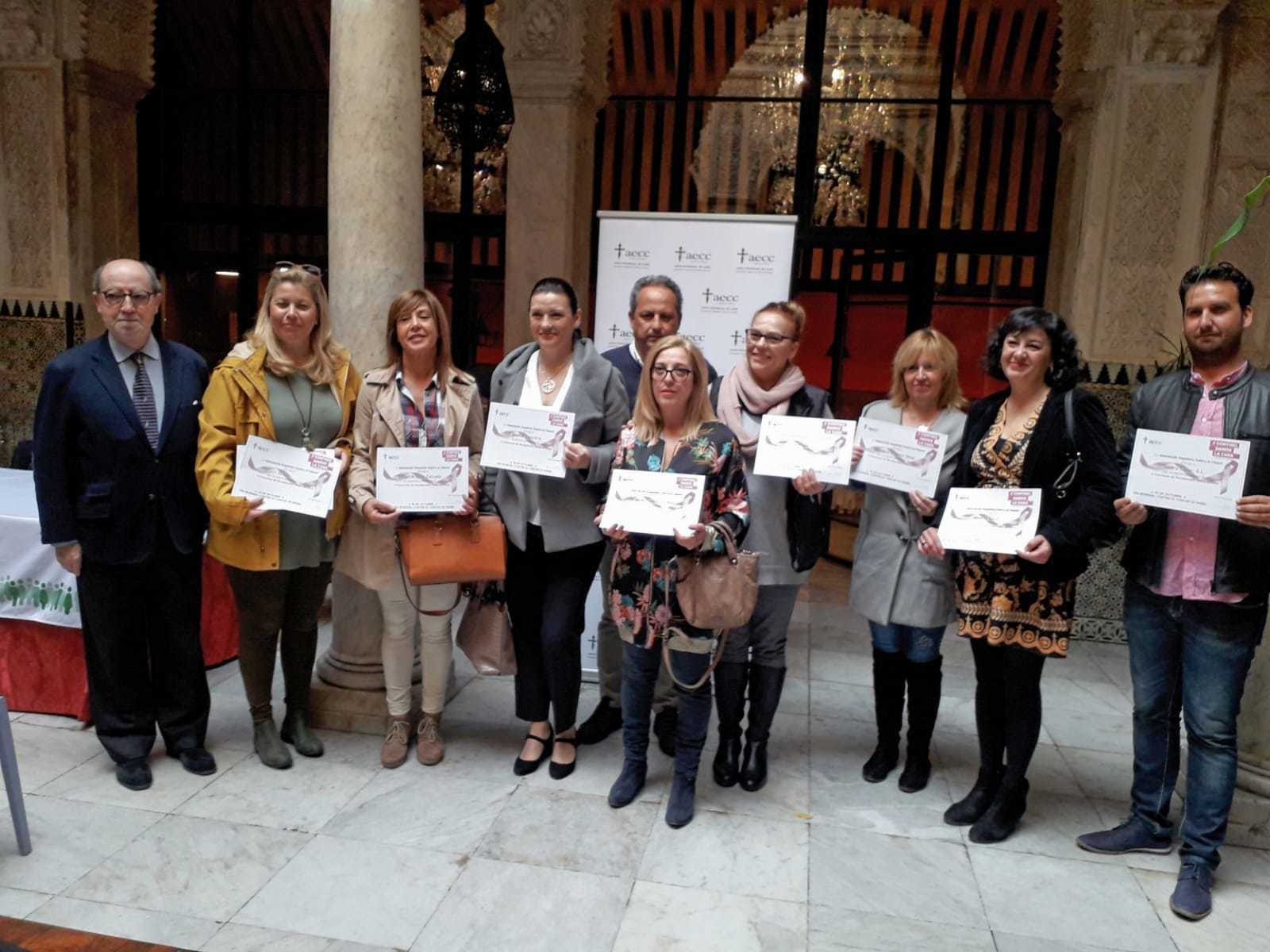 Propietarios de comercios posan junto a los representantes de AECC y Cádiz Centro Comercial.