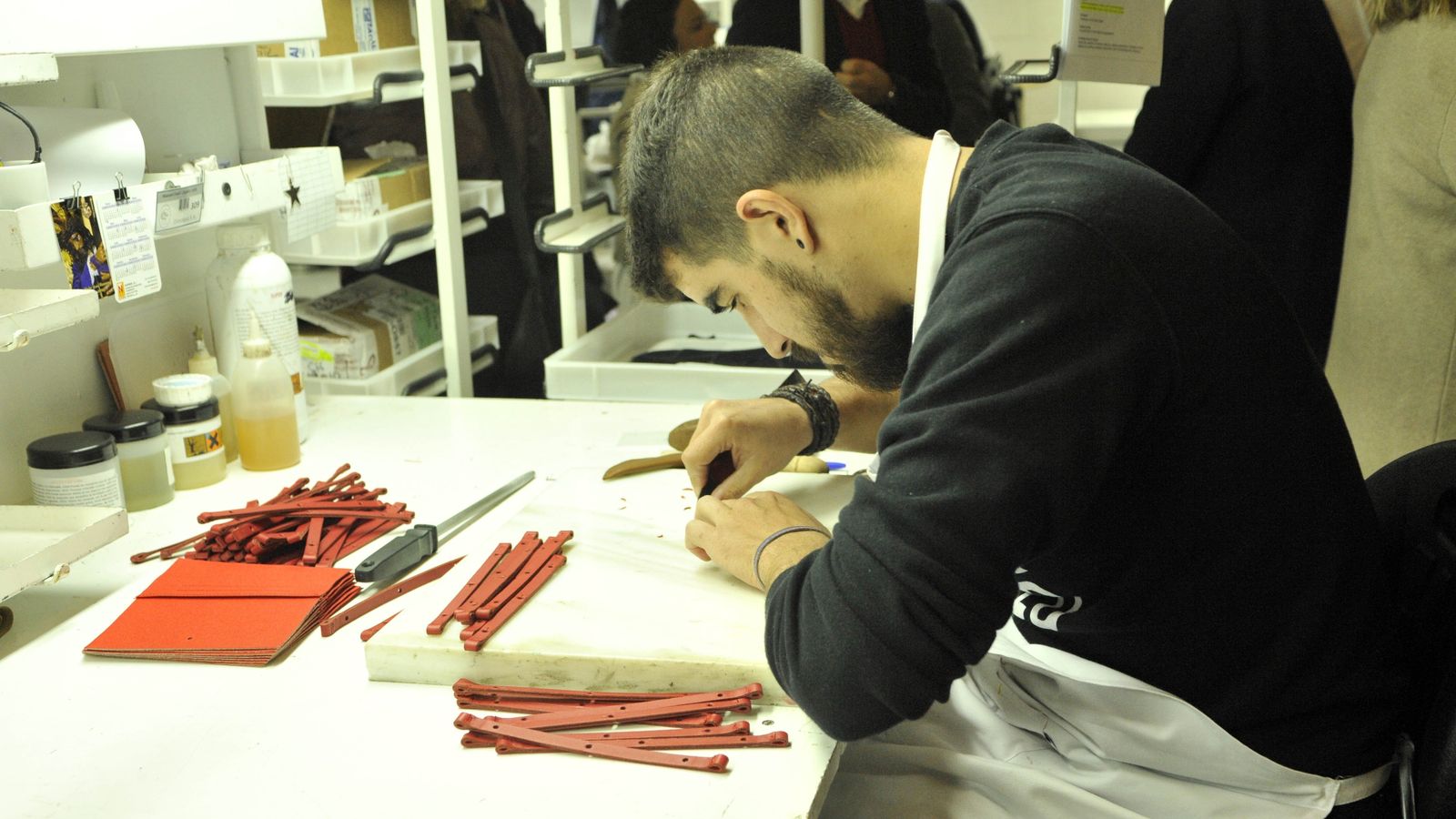 Un operario de una fábrica cortando piezas.