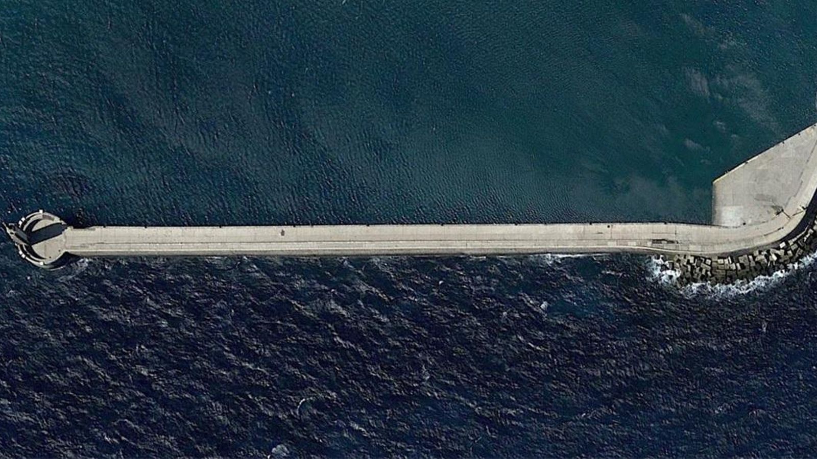 Vista aérea del dique del Sagrado Corazón de Tarifa.