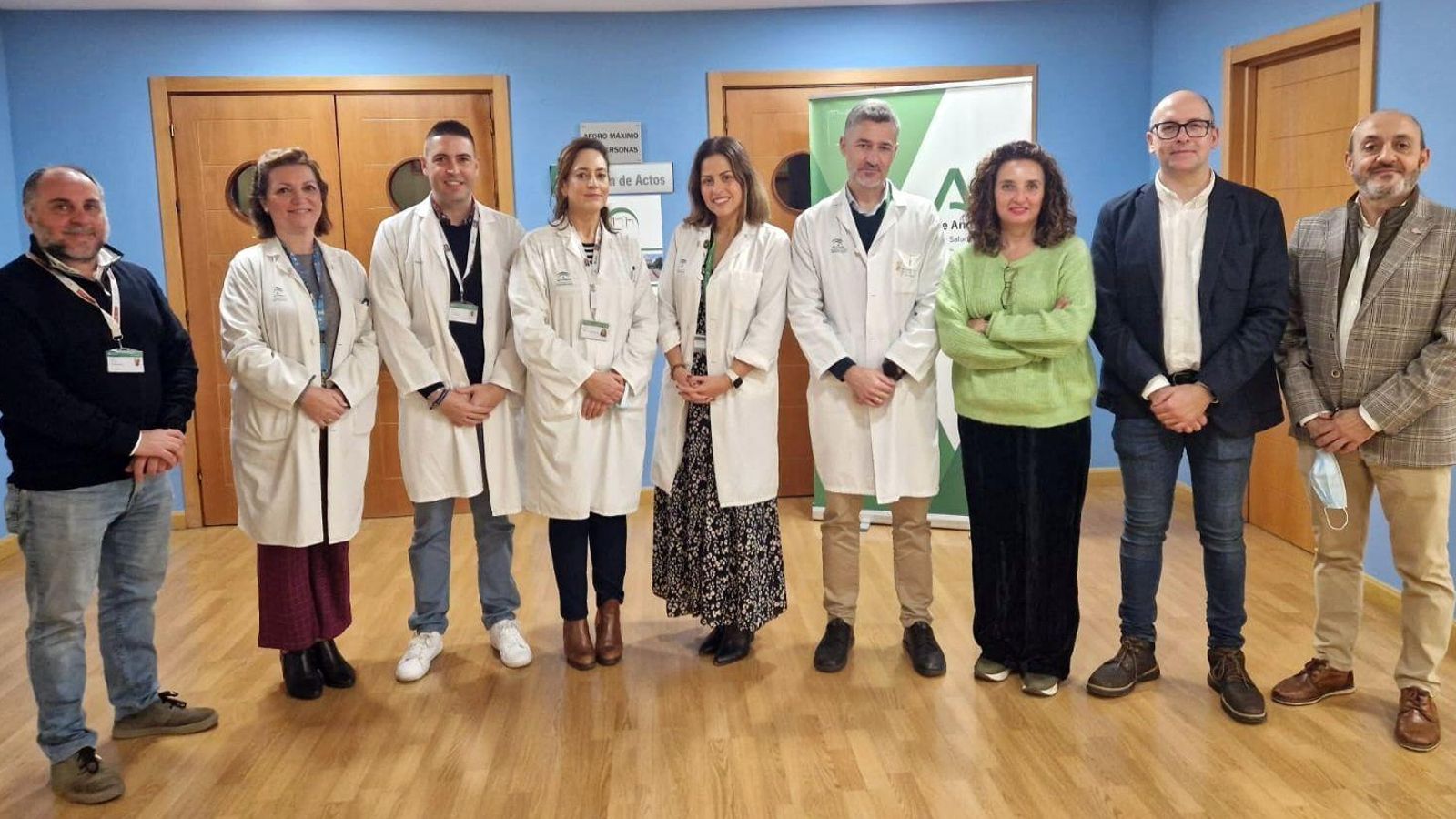 Los líderes del proyecto en el Área de Gestión Sanitaria Sur de Sevilla, los enfermeros Teresa Salas y David Pérez, acompañados de integrantes del equipo directivo y de los auditores.