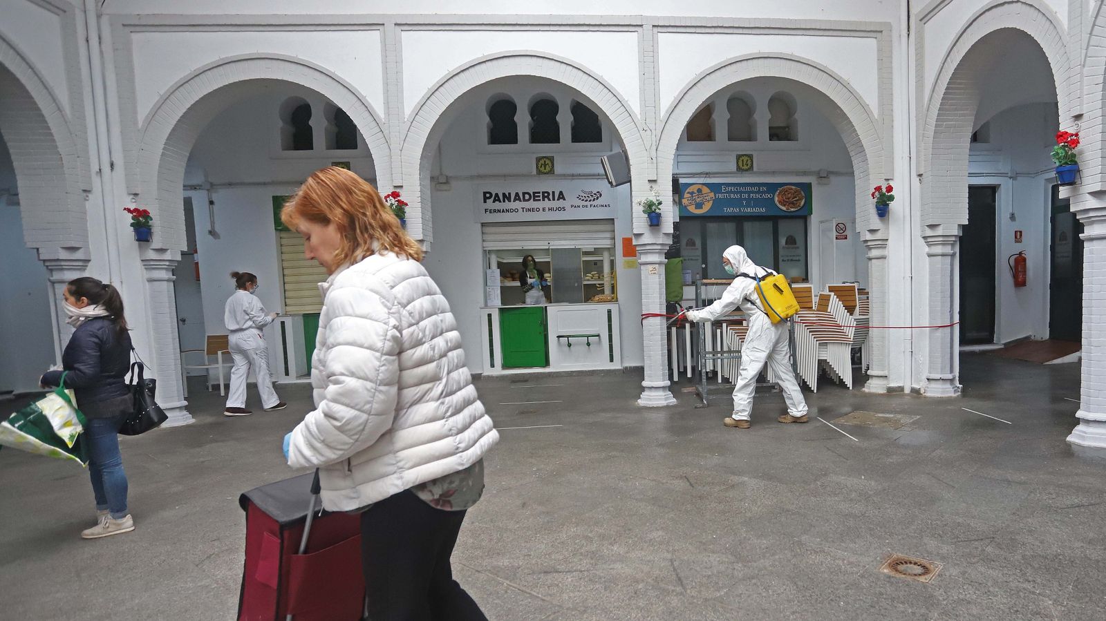 Fotos de las tareas de desinfección y limpieza de la Infantería de Marina en Tarifa