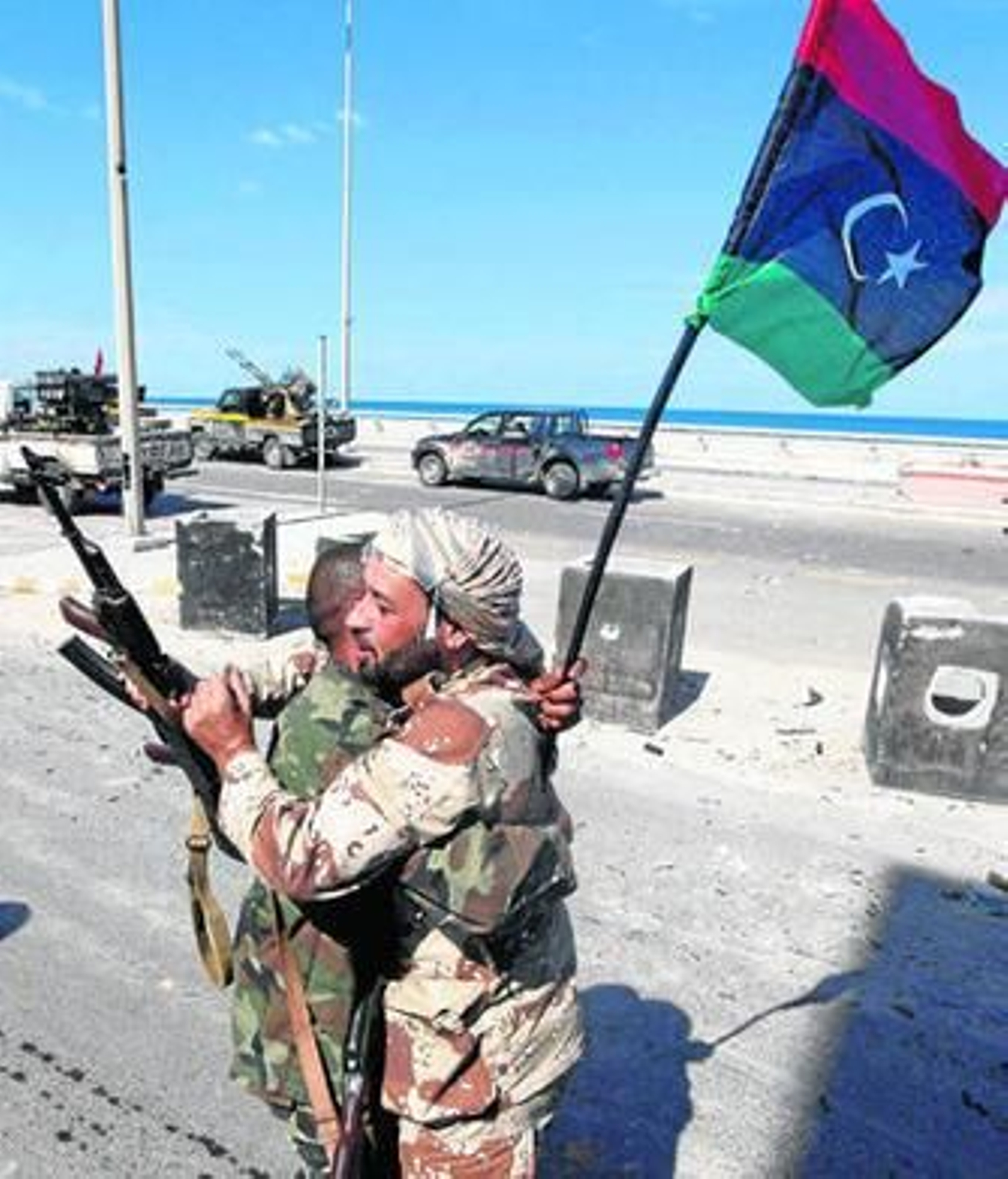 Un vehículo del Consejo Nacional de Transición transporta a un grupo de leales gadafistas capturados en Sirte.