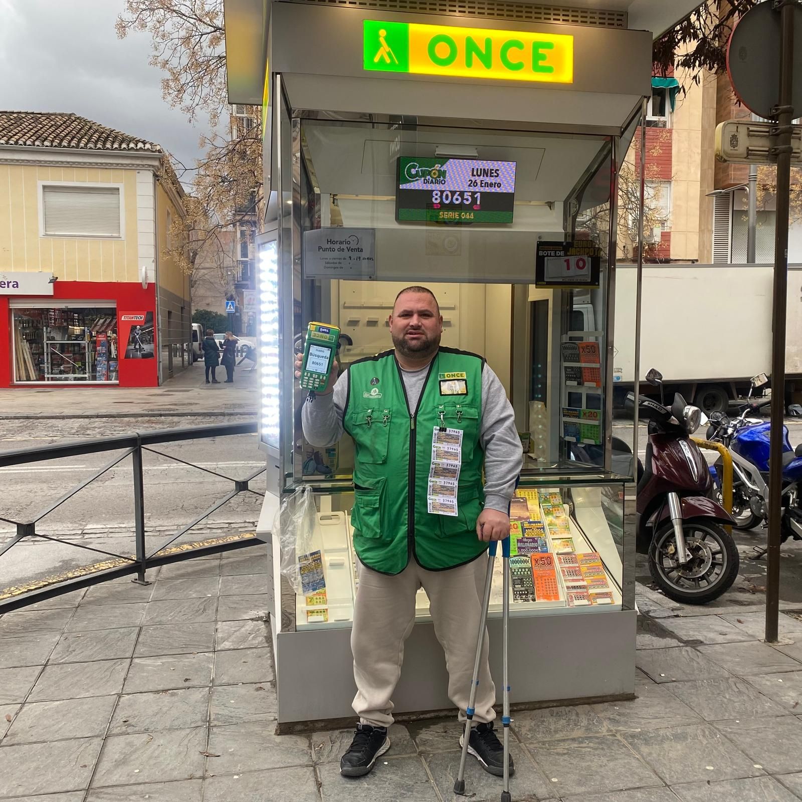 Francisco Manuel Jiménez, en su punto de venta de Avenida de Dílar.