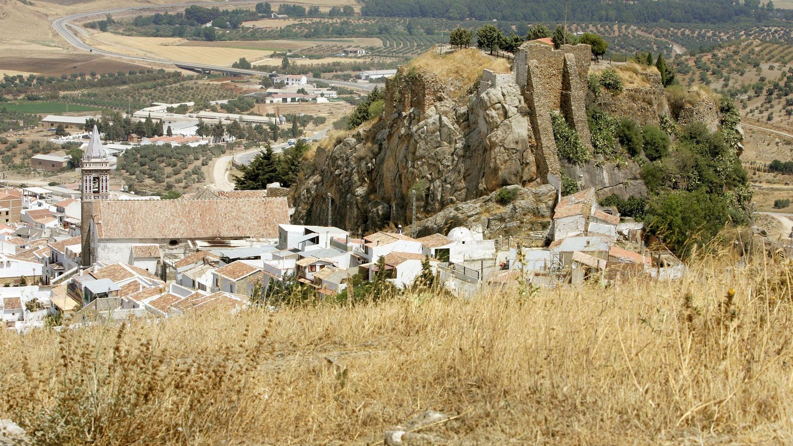 El castillo de la Peña de Ardales se sitúa sobre, eso, una enorme peña. El castillo de la Peña de Ardales se sitúa sobre, eso, una enorme peña.