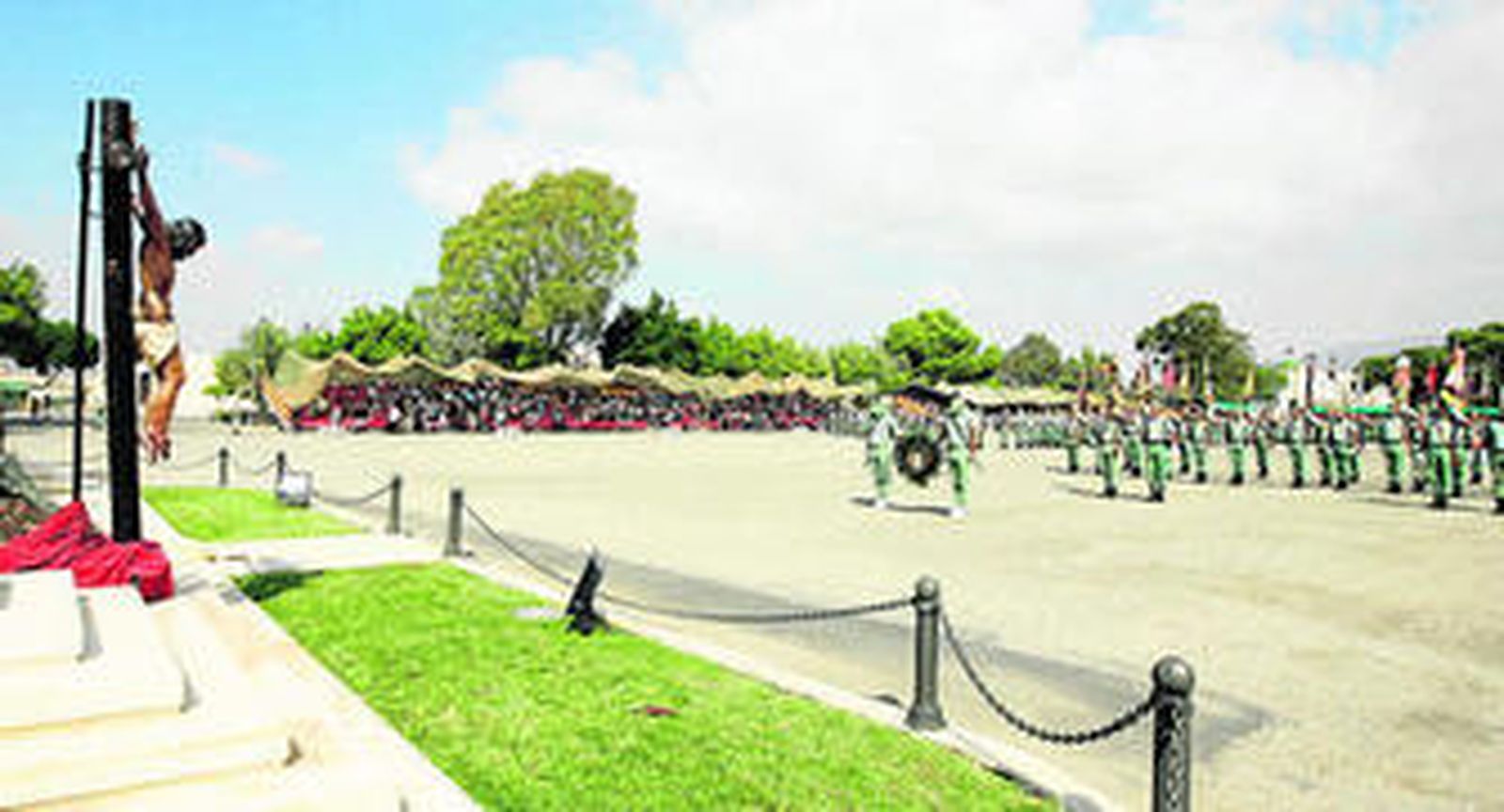 Momento del homenaje a los caídos de la Legión frente al Cristo de la Buena Muerte.