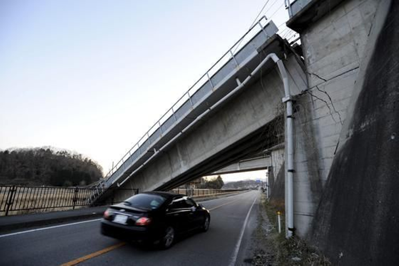 Las calles se llenan de desperfectos tras el fuerte 'tsunami' en Japón.