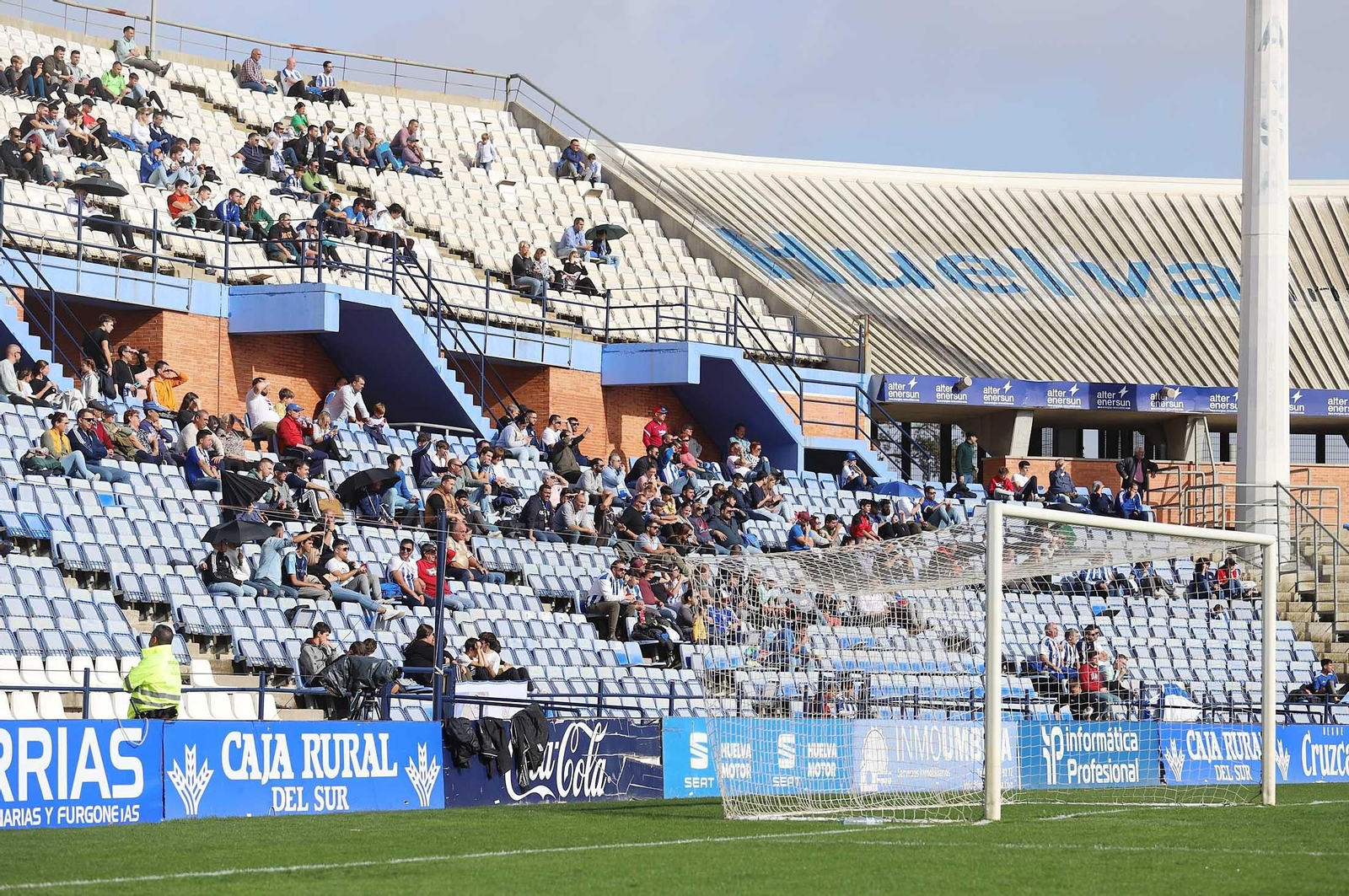 Imágenes del ambiente en las gradas del Nuevo Colombino durante el Recre-Vélez