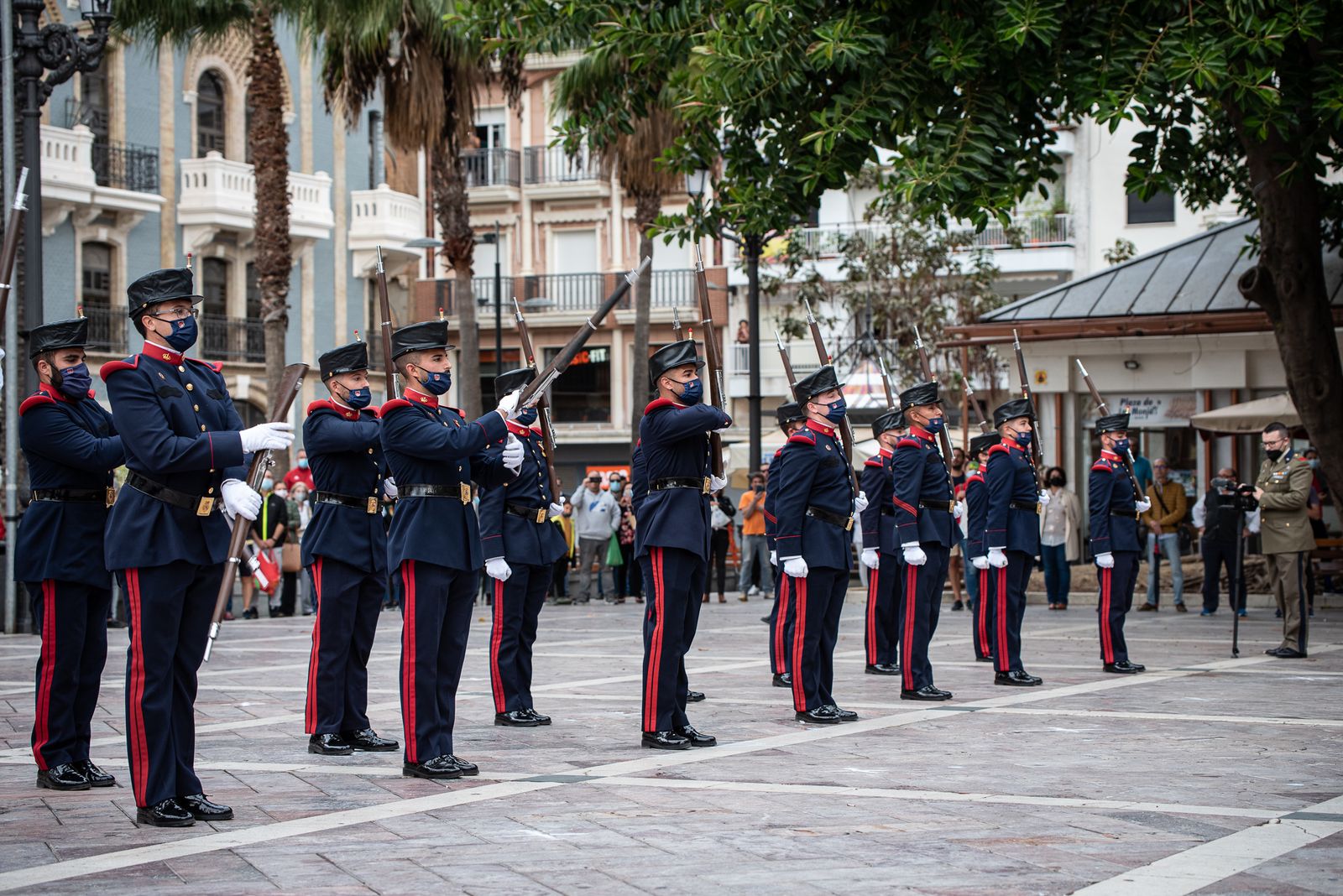Imágenes del desfile de la Guardia Real por el centro de Huelva