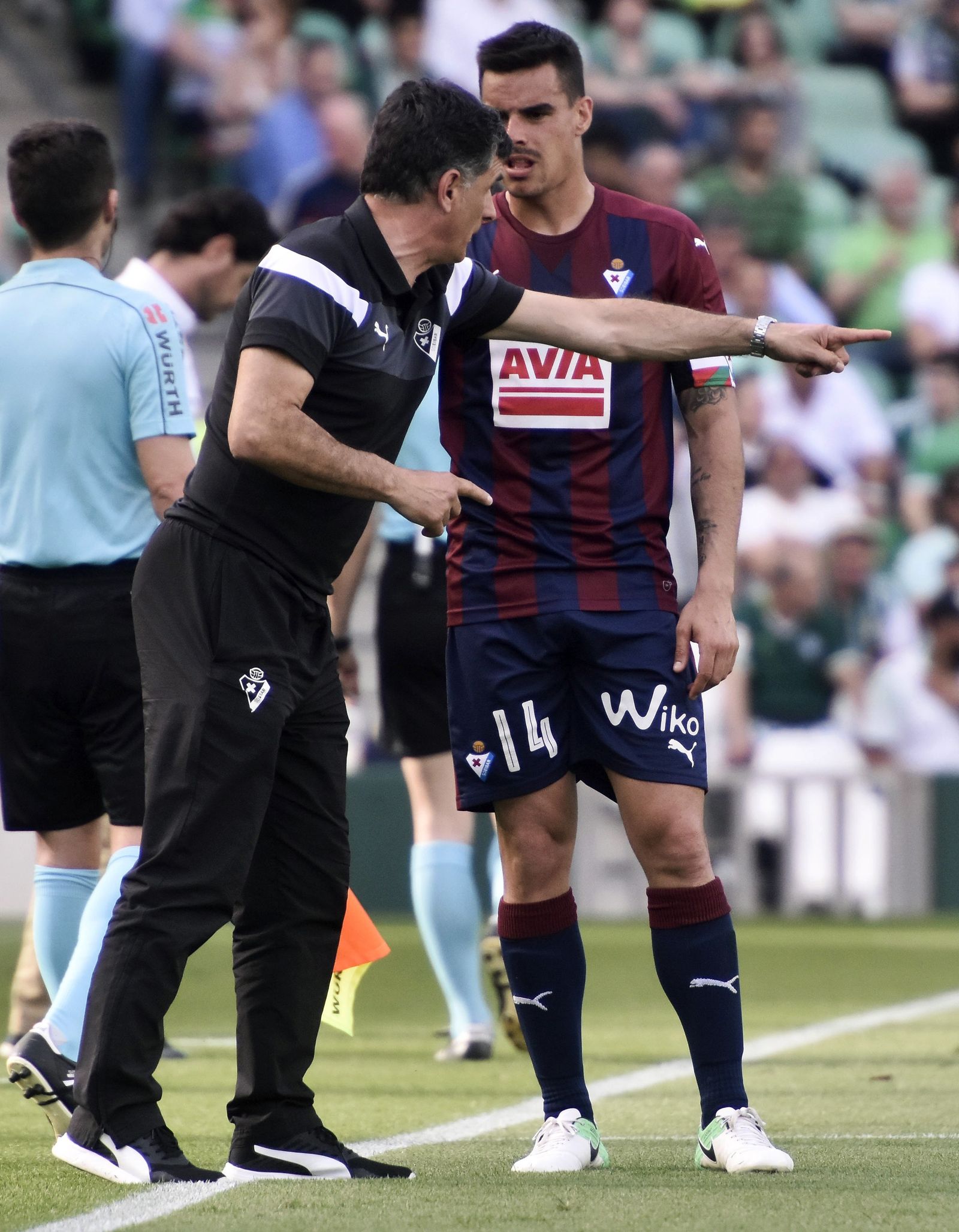 Dani García atiende las explicaciones que le da Mendilibar en el campo del Betis.