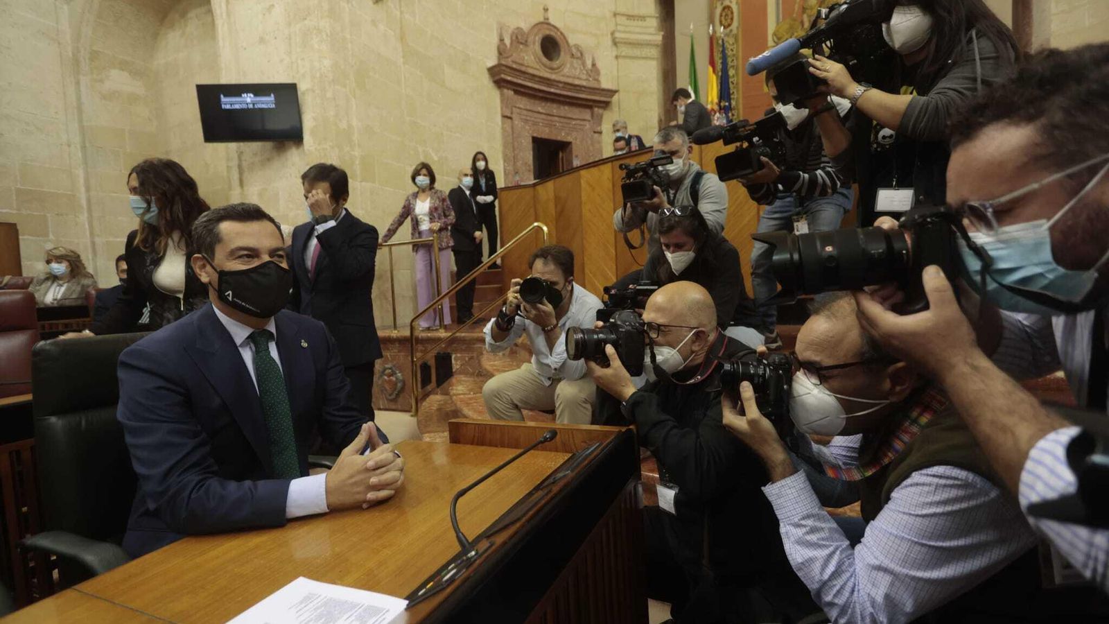 Juanma Moreno, antes del discurso, en su escaño de la Cámara.