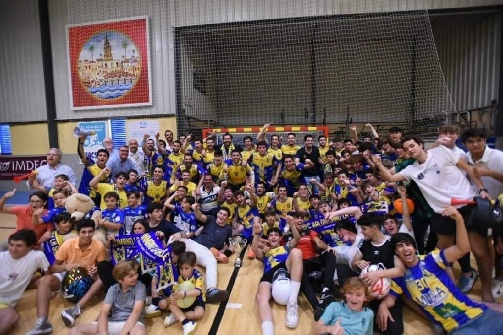 Los jugadores de La Salle Córdoba celebran el ascenso junto a su afición.