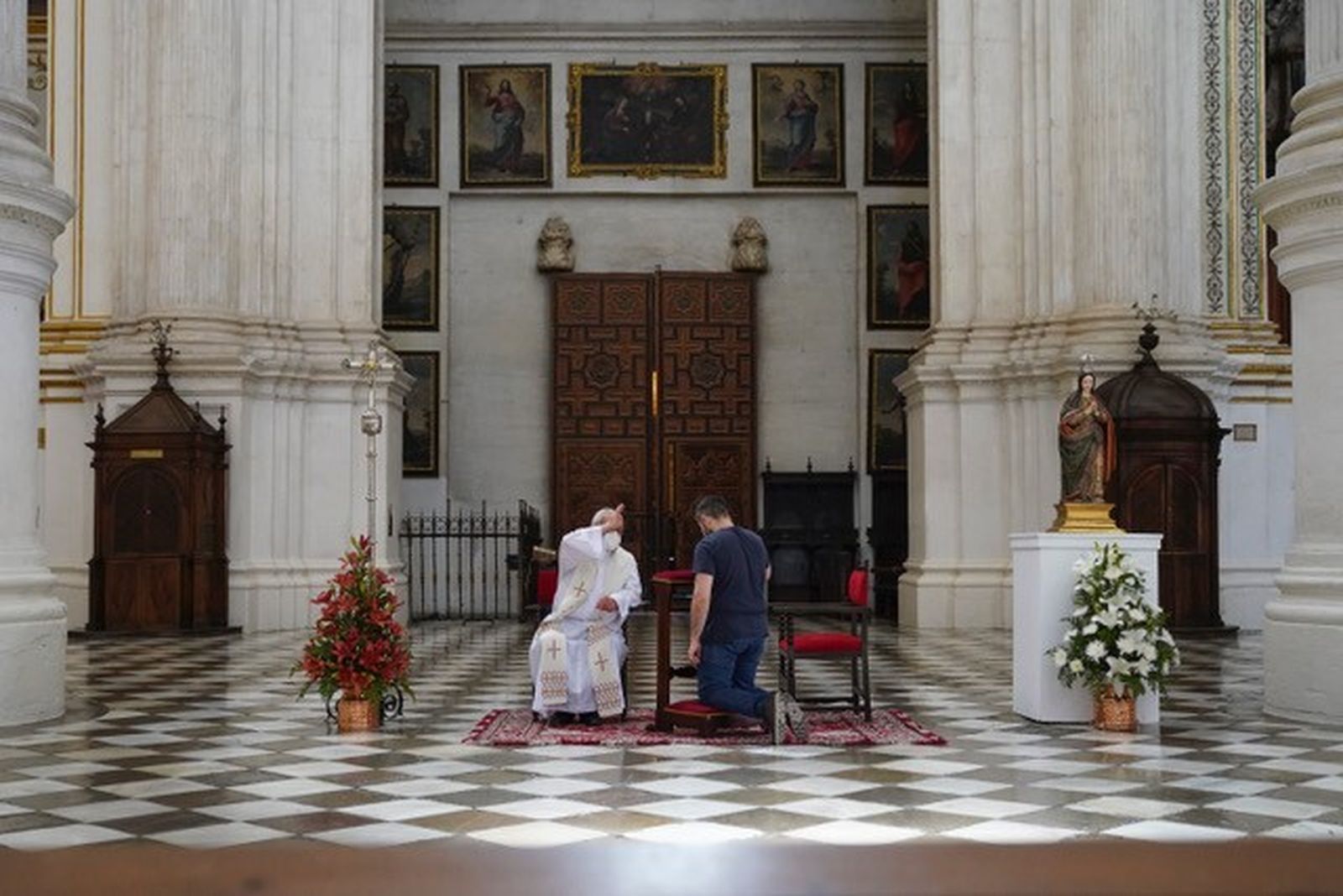 Fotos: La Catedral de Granada vuelve a celebrar misa