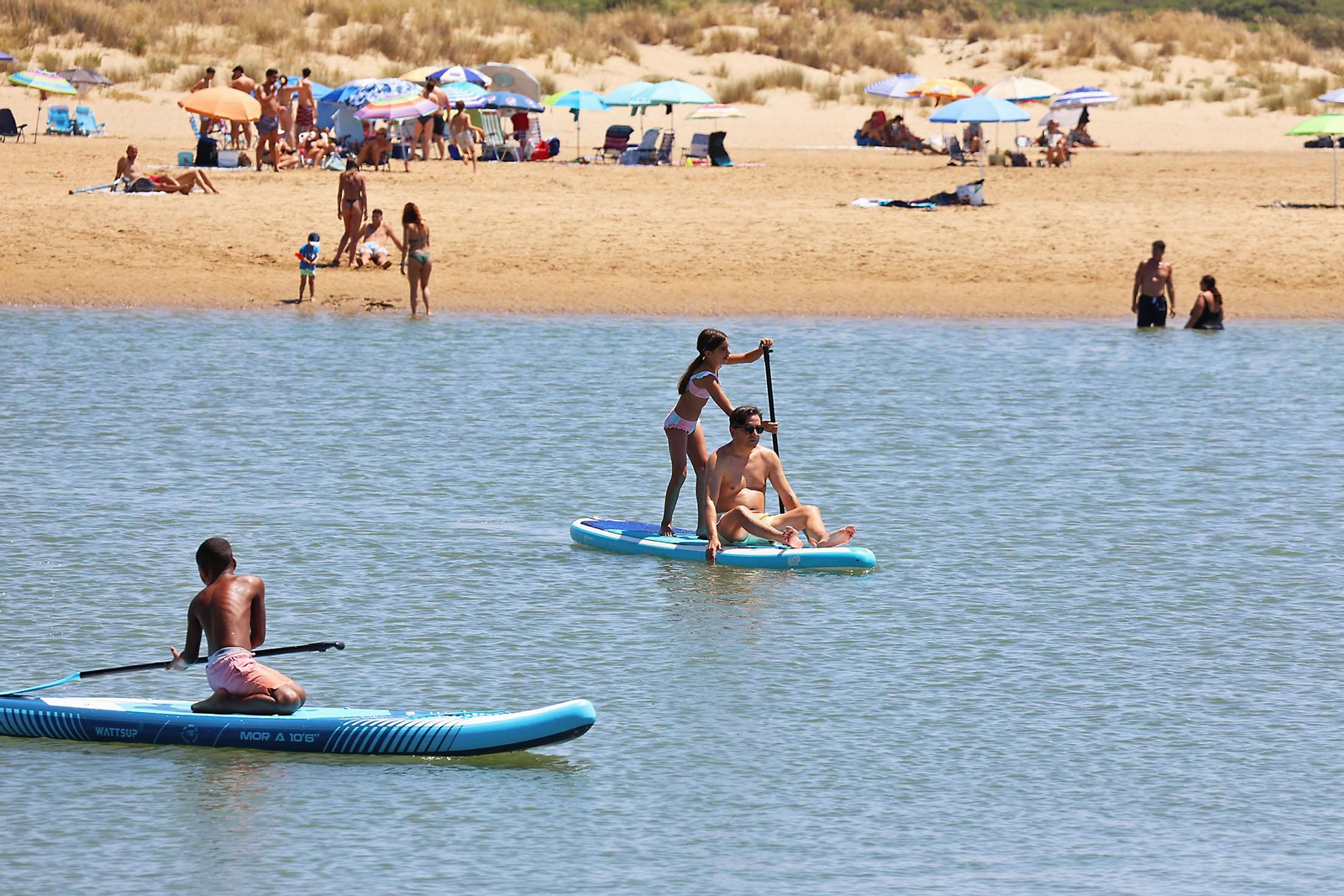 Ambiente en las playas de Huelva en la mañana de domingo