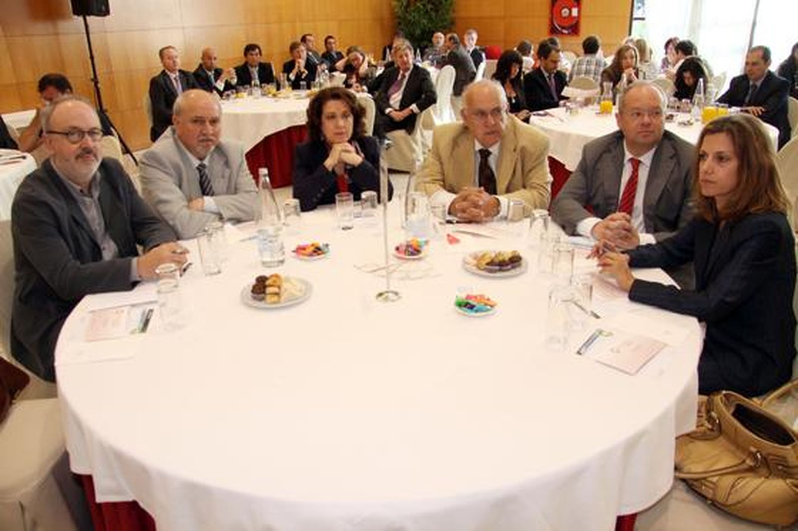 Mesa con los invitados, Ángel Pérez,Diego Rodríguez,Mariluz Regero,Ángel Garijo,Julio Lorca,Elena Allende, durante el Foro Joly Andalucía celebrado en Málaga con el ministro de Educación.

Foto: migue fernandez