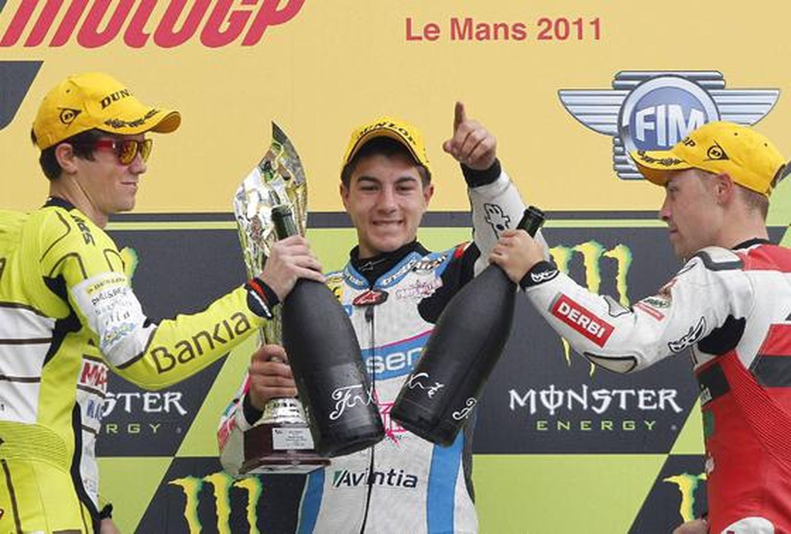 El podio de 125 cc, con Maverick Viñales (centro), Nicolás Terzol (izquierda) y Efrén Vázquez.

Foto: Reuters
