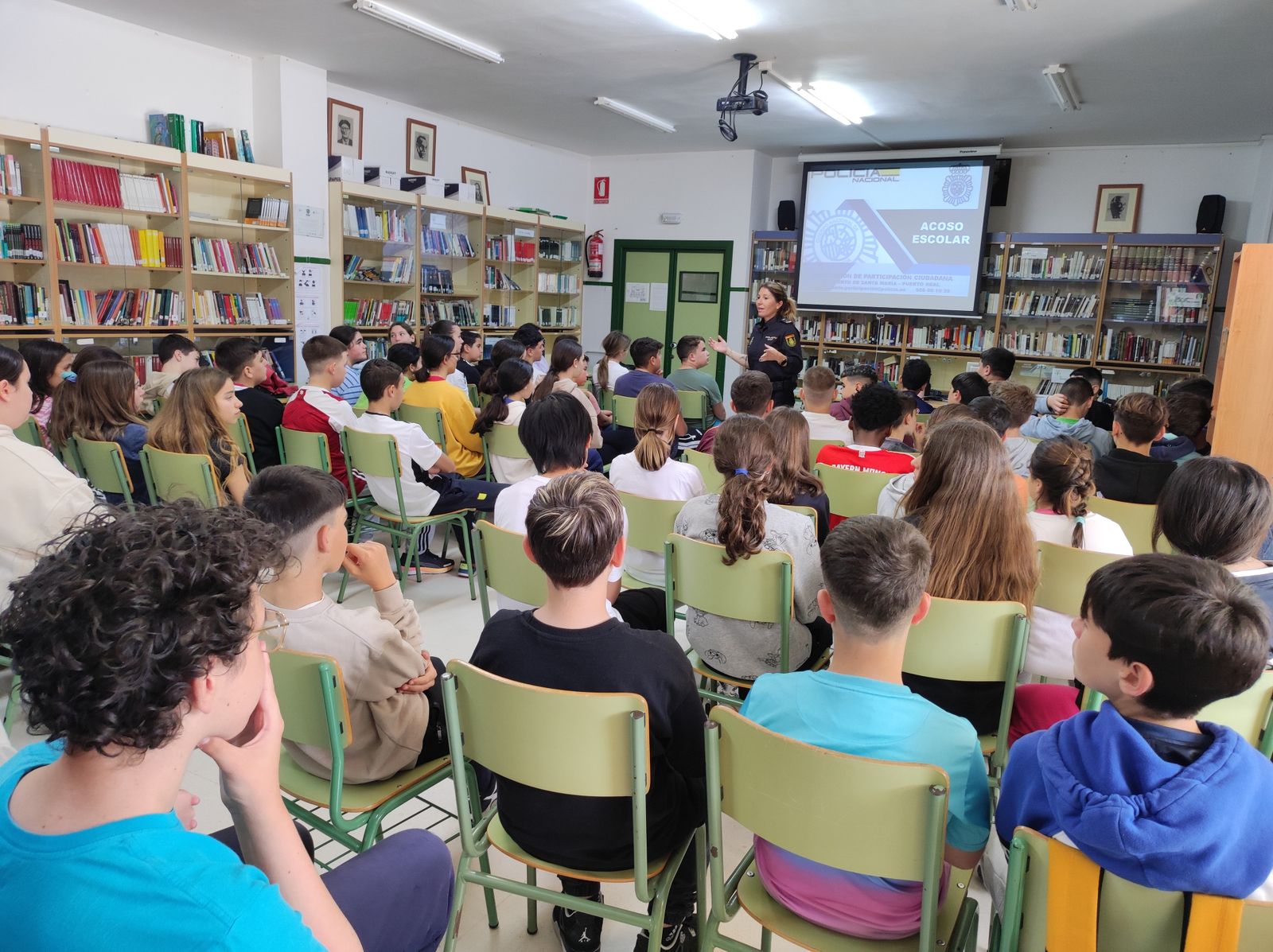 Una de las charlas impartidas por las agentes en un colegio durante este último curso.