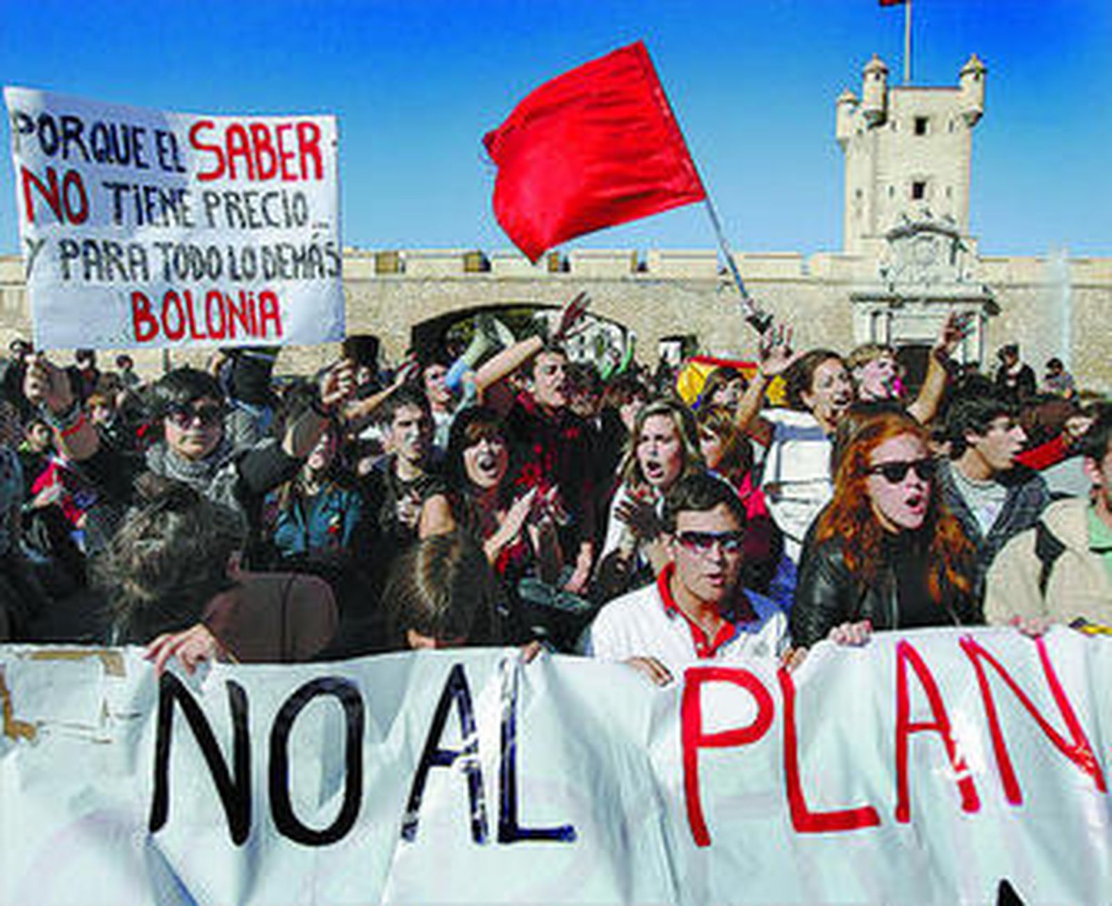 Centenares de estudiantes se manifestaron ayer en Cádiz.