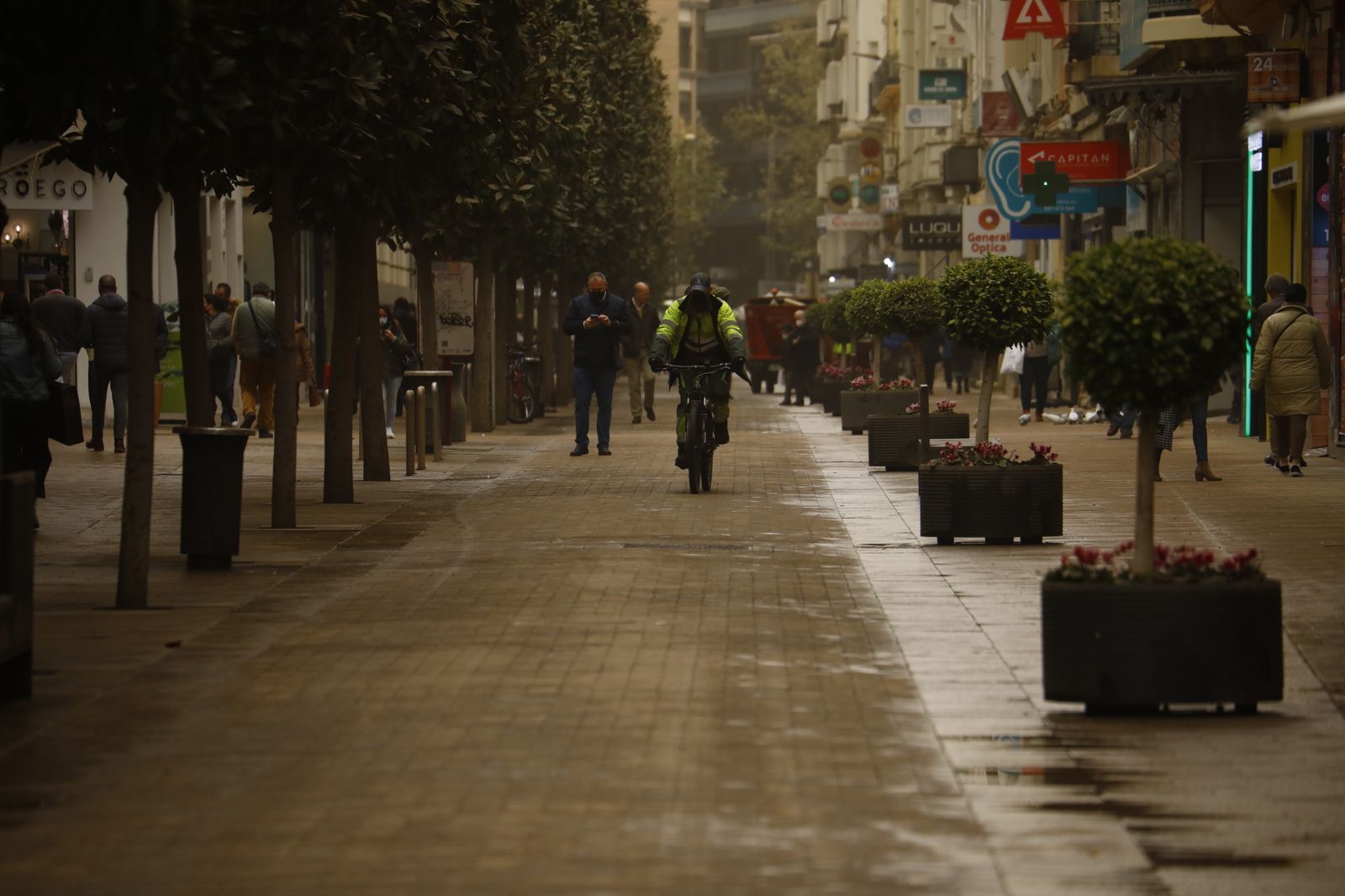 Las imágenes del segundo día de calima en Córdoba: llega el barro