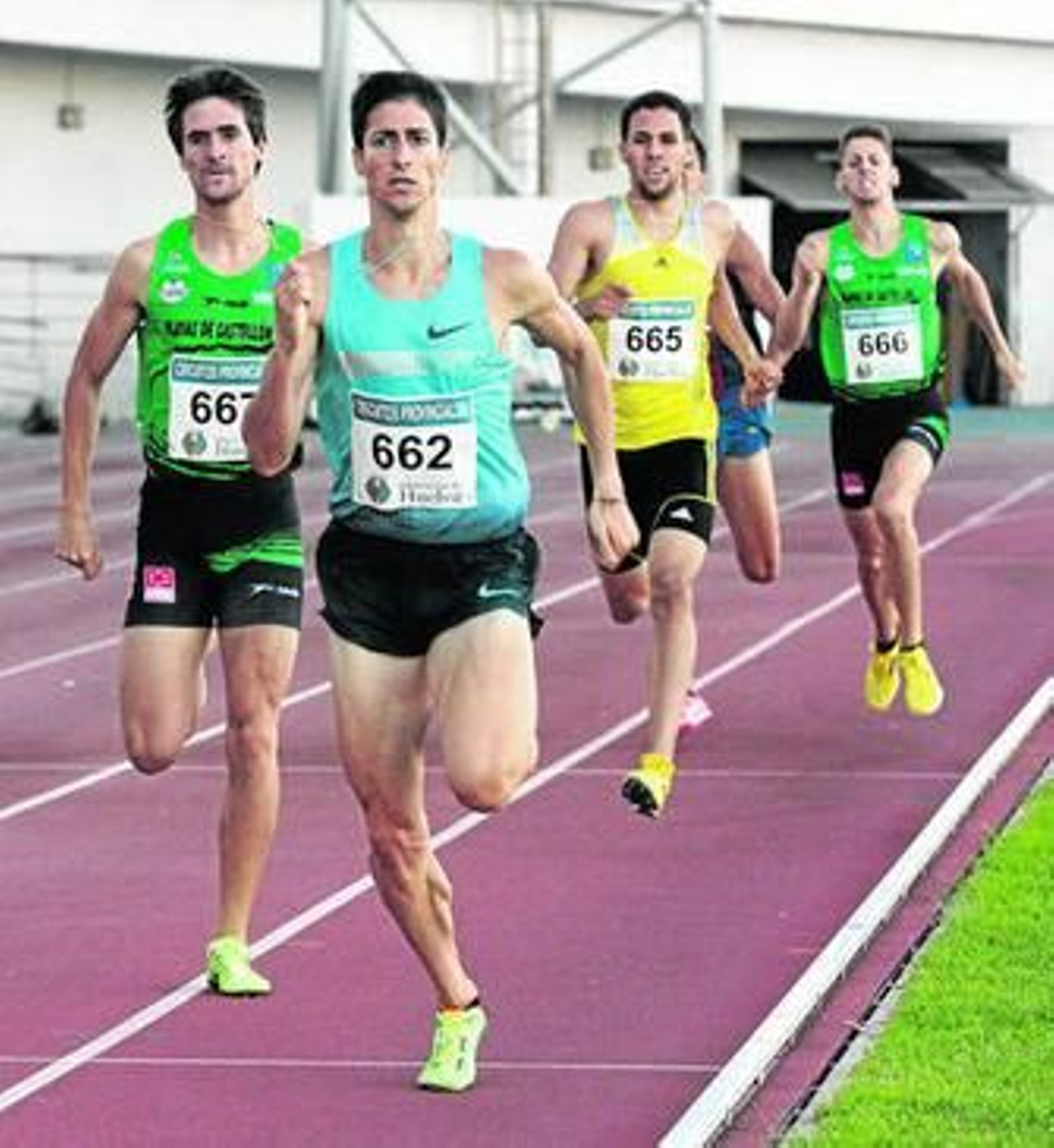 Luis Alberto Marco comanda el grupo antes de entrar en la meta por delante de Alejandro Estévez.