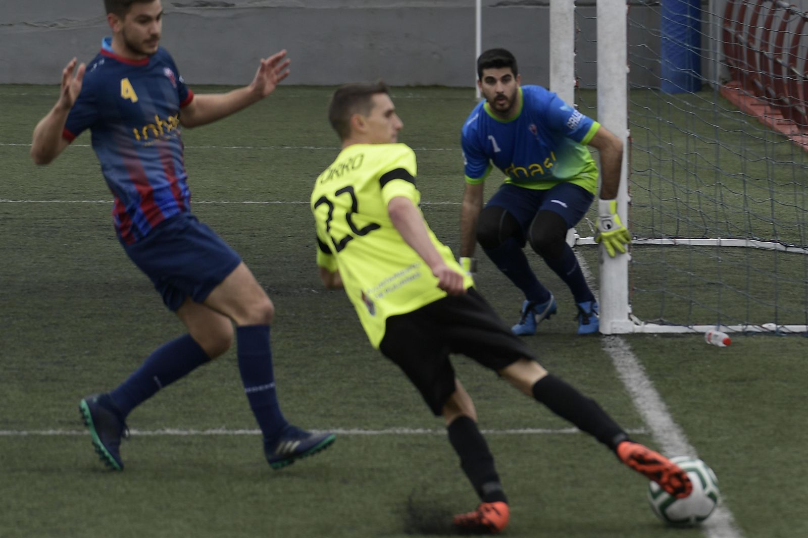 El Céltic intenta un centro al área del Vandalia.