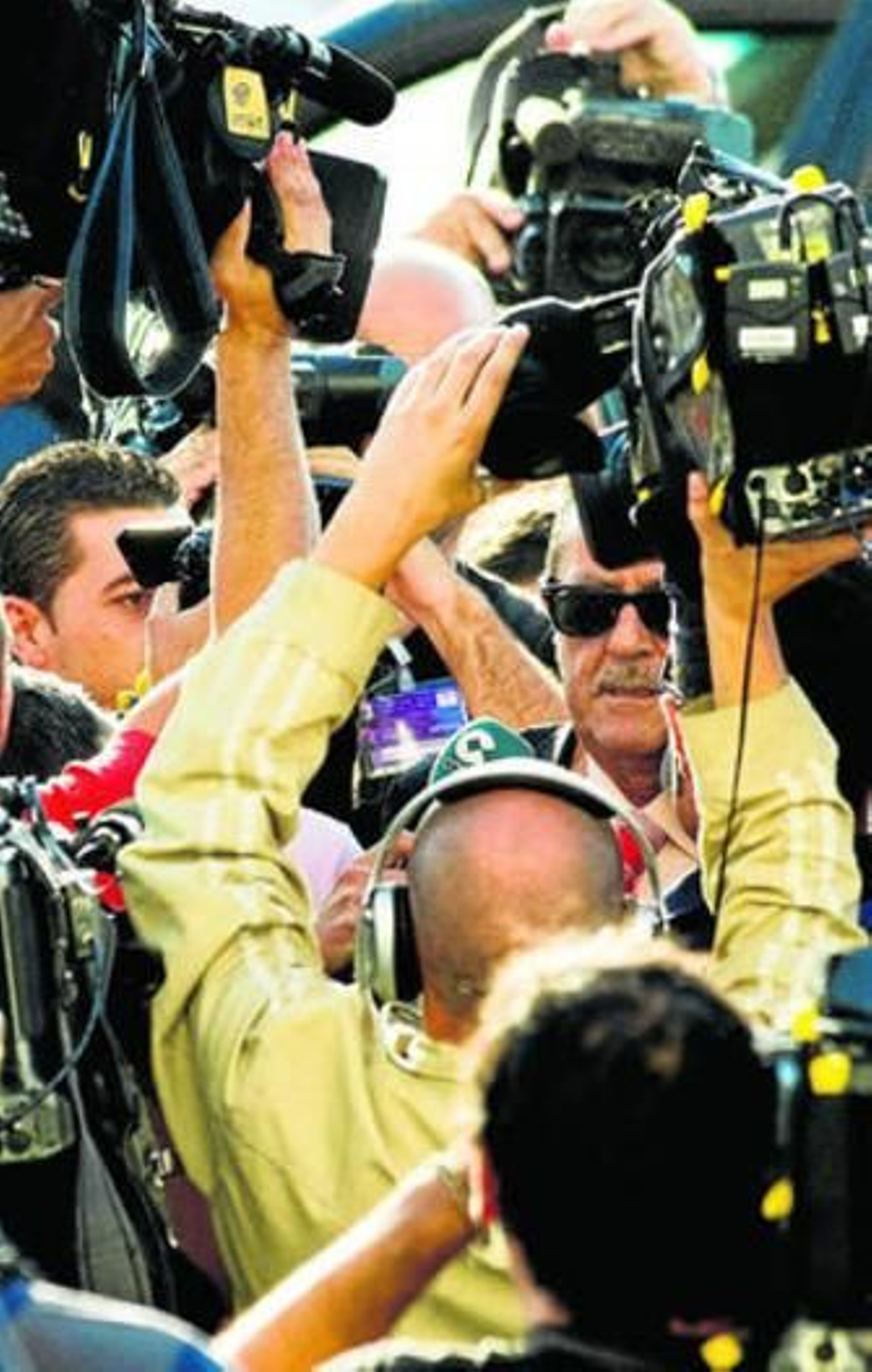 Paseíllo de empujones y sin alfombra roja