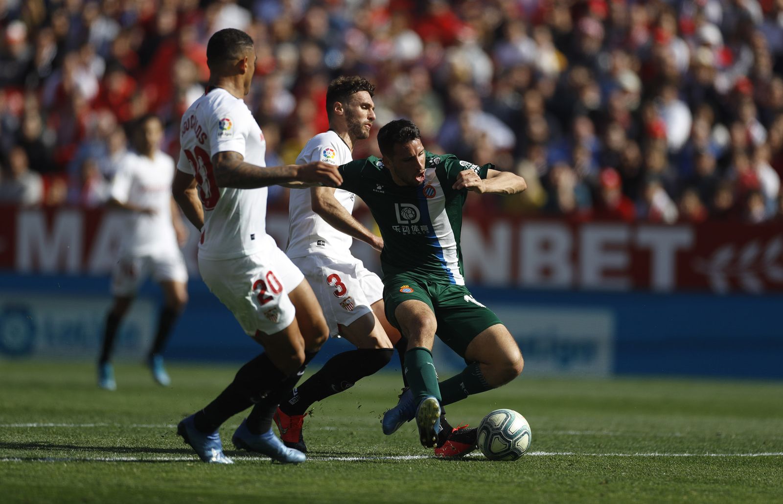 Calleri cae tras haber sido obstaculizado por Sergi Gómez ante Diego Carlos en la polémica jugada.