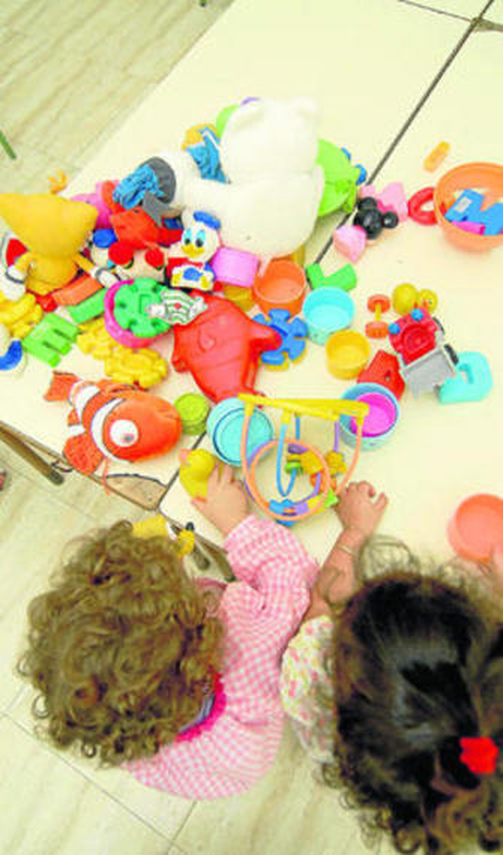 Dos niñas juegan en una guardería, en una imagen de archivo.