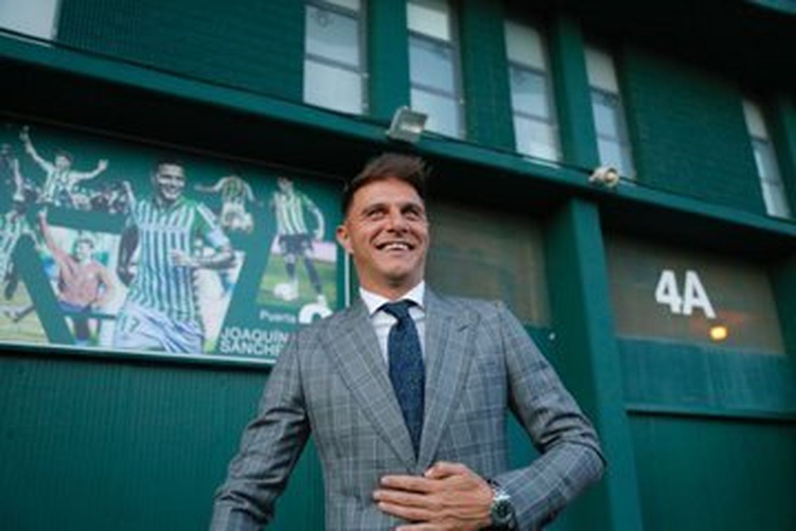 Joaquín posa con la puerta que lleva su nombre.