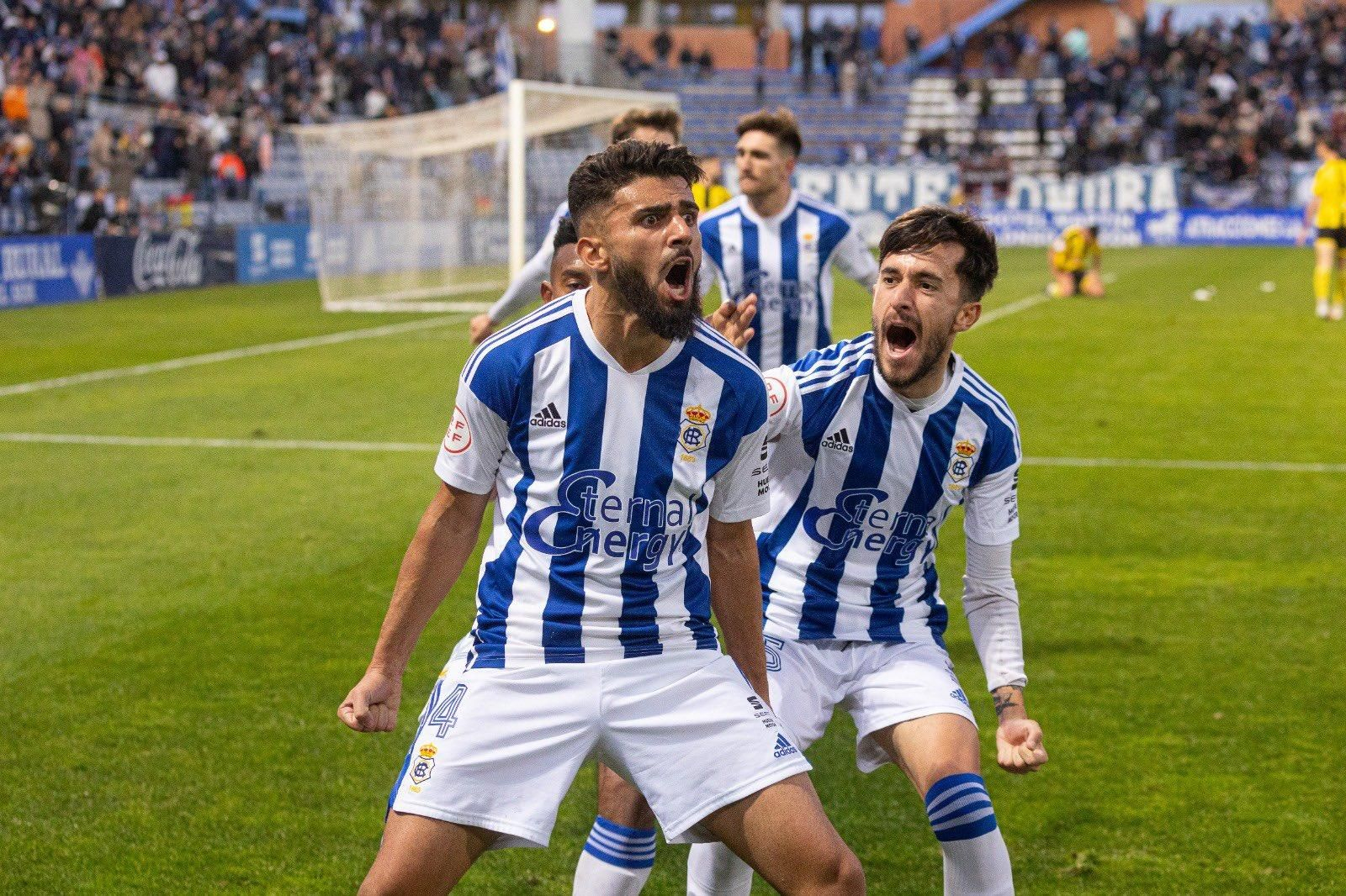 Manu Galán celebra su gol al San Roque en el último minuto.