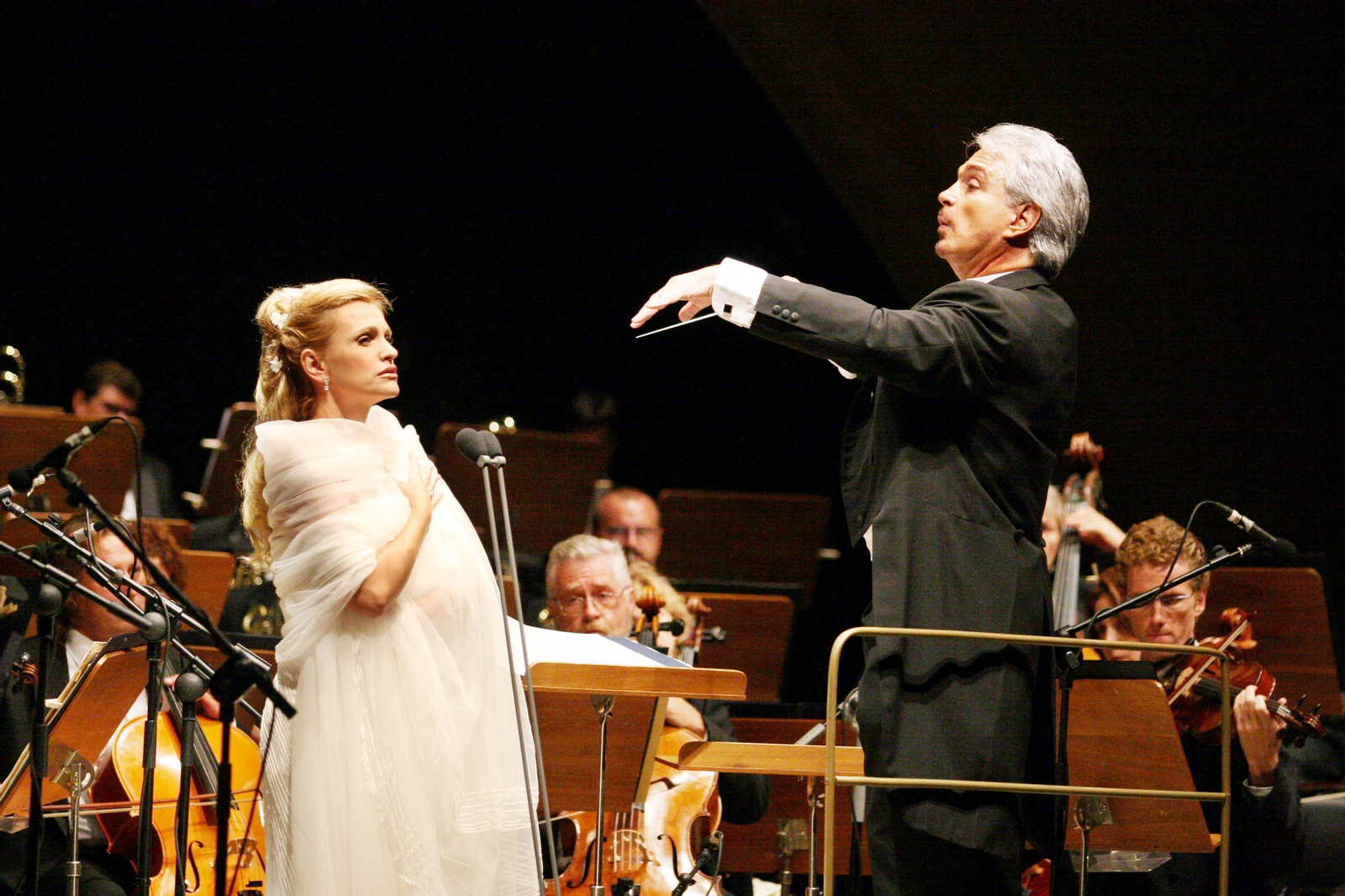 La soprano Ainhoa Arteta durante el concierto que ofreció en el Foro Iberoamericano de La Rábida en agosto de 2006.