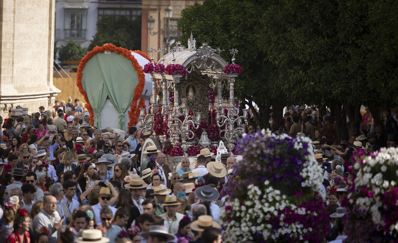El Simpecado del Rocío de Sevilla avanza por la Plaza del Triunfo