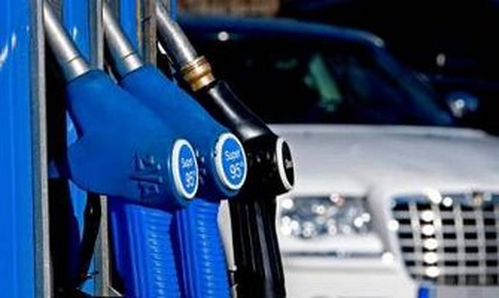 Los carburantes se encarecen hasta un 1,7% y cierran en sus niveles más altos de mayo