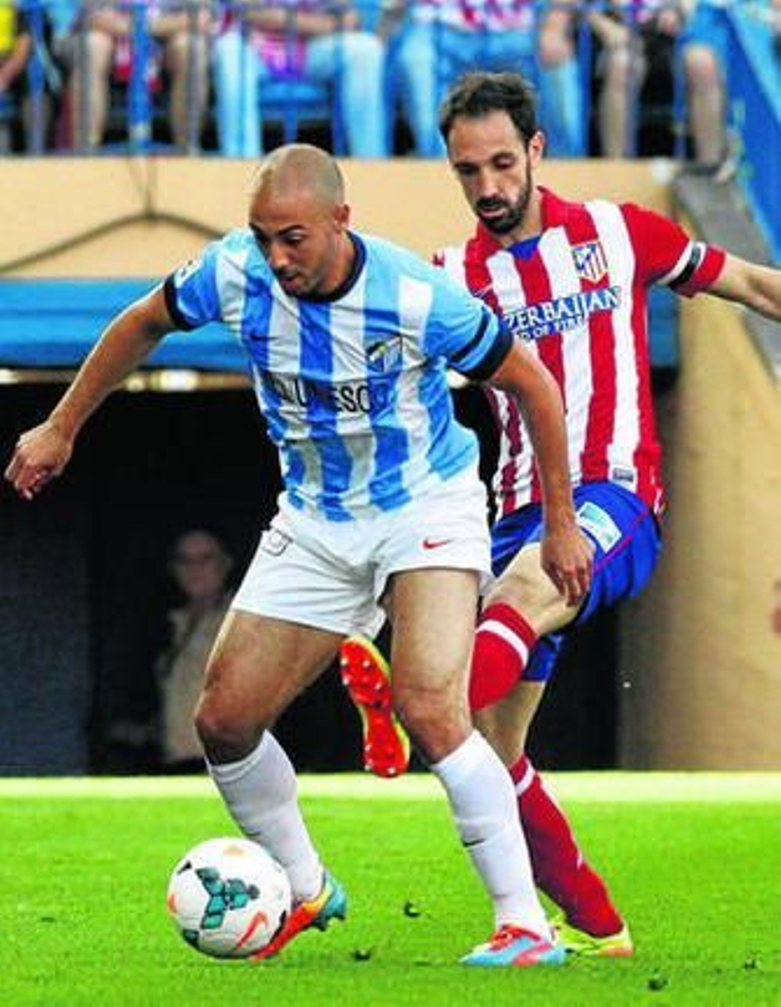 Amrabat protege la pelota ante la presión de Juanfran.