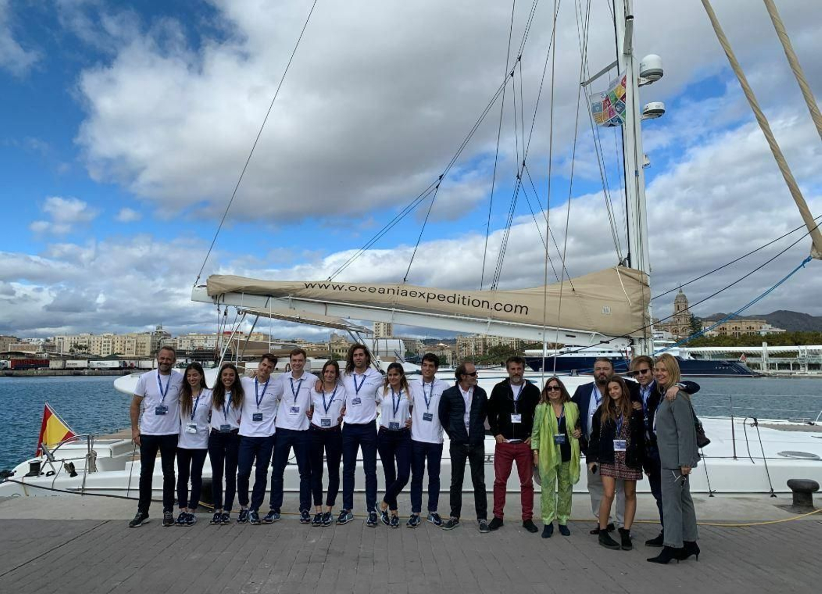 Tripulación del buque 'Aquarela' en el puerto de Málaga.