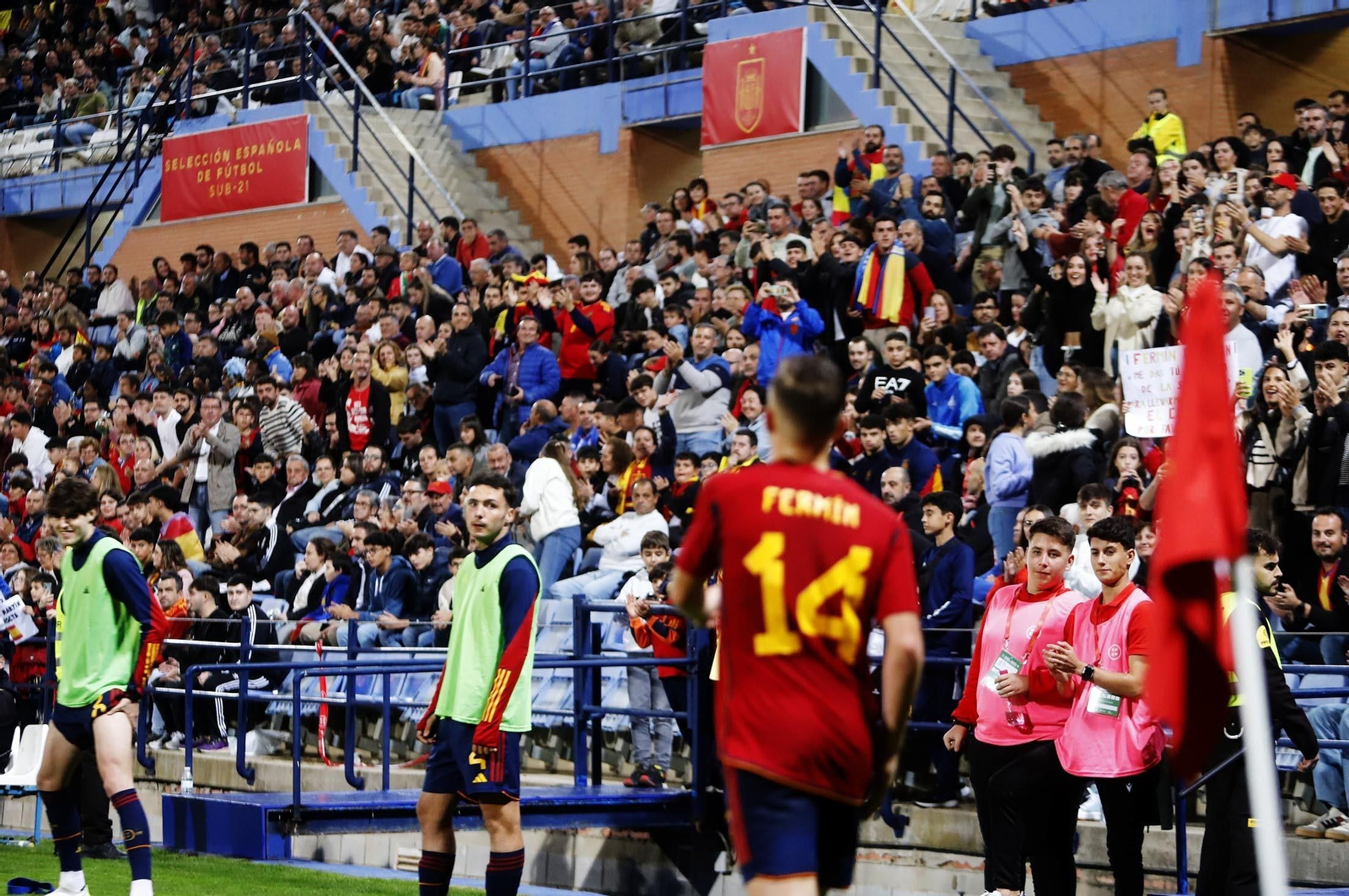 Gran ambiente para ver la selección española sub-21 en Huelva