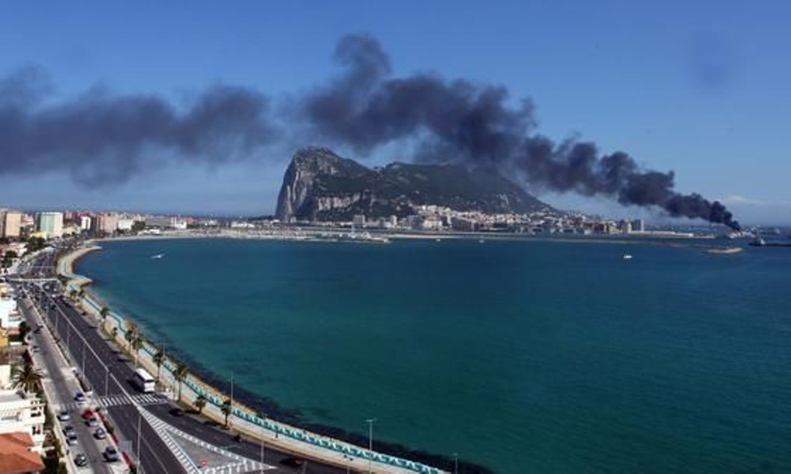 Dos personas resultan heridas en la explosión de un tanque de combustible en el puerto de Gibraltar. 

Foto: Paco Guerrero