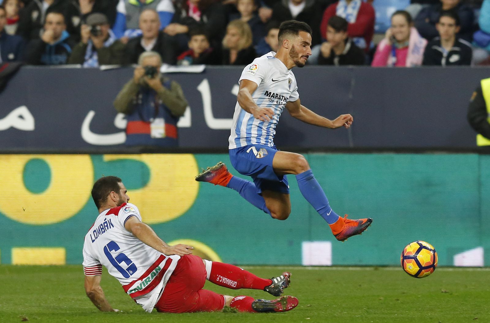 David Lombán, ante Juankar, en un Málaga-Granada disputado en La Rosaleda.