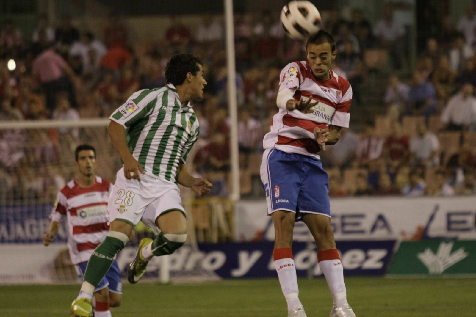 Ezequiel llegó a jugar en Los Cármenes vistiendo la camiseta del Real Betis.