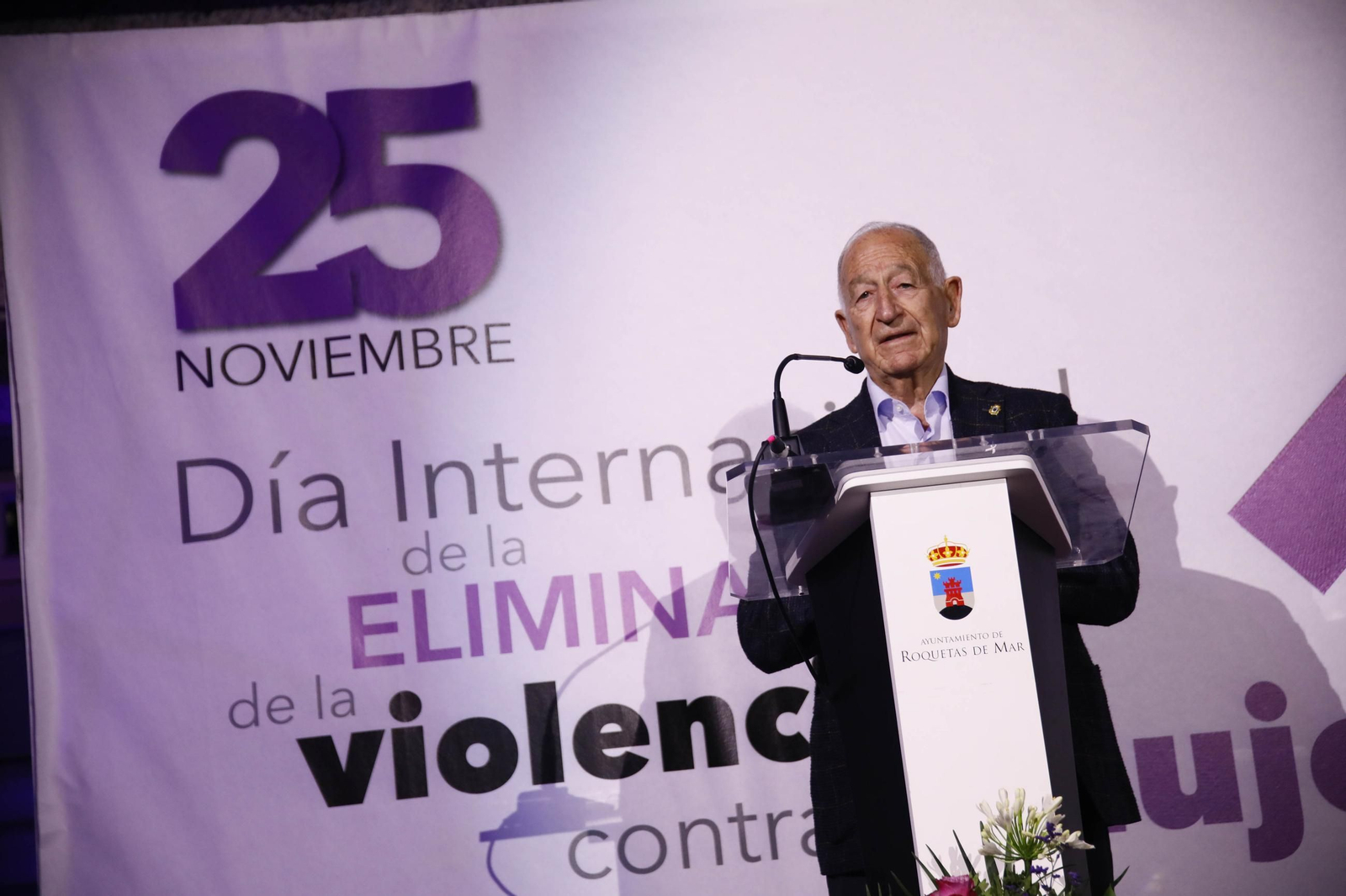 Manifestación por el 25 N en Roquetas de Mar