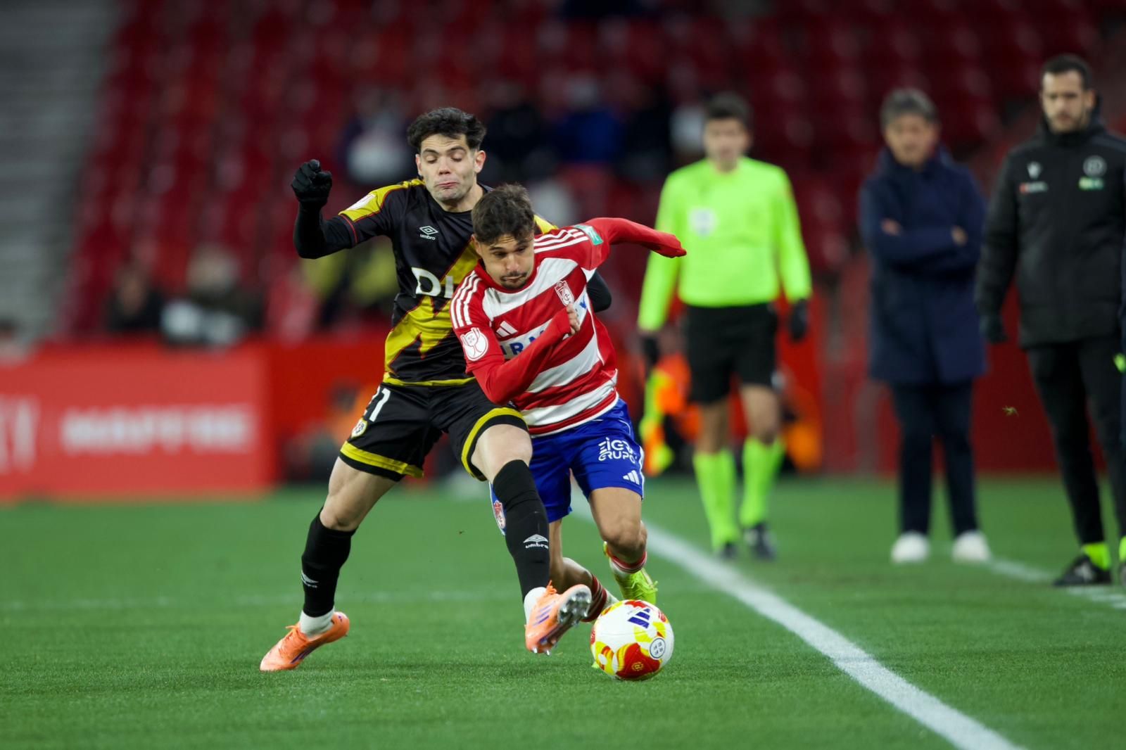 Rodelas conduce el balón ante un jugador del Rayo durante el partido