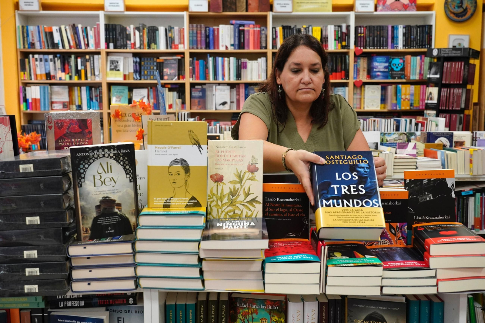 Isabel Gil, dependienta de Bahía de Letras, con las recomendaciones para adultos.