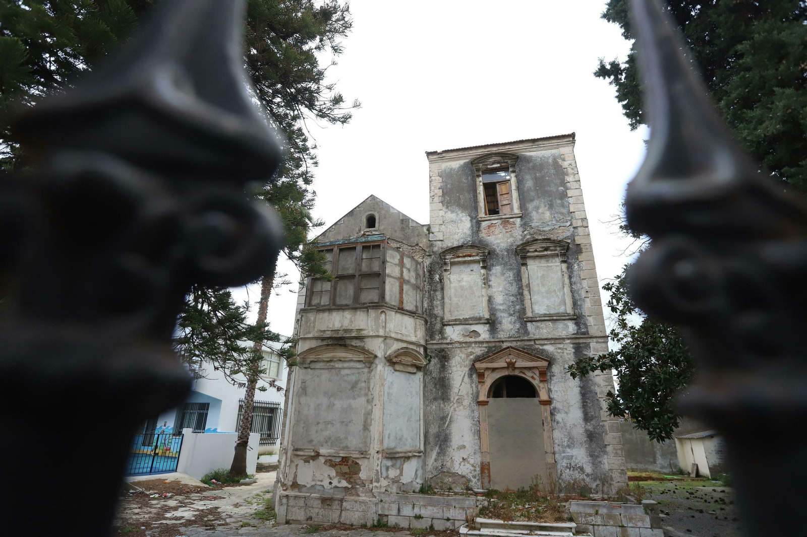 El estado actual que presenta Villa Patricia, junto al colegio San José-Virgen de la Palma